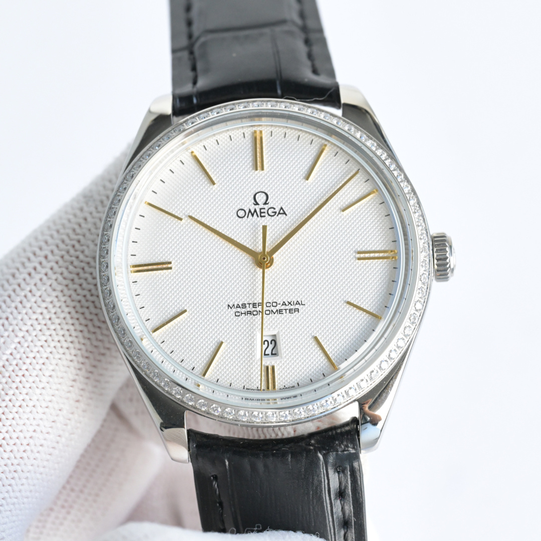 NO:392004,Produced by TW, TW Factory launched OMEGA OMEGA PN1 Dish Fly Mingdian Big Three-needle Series Manual Mechanical Watch Master Cyclone Diameter 40mm, purchased the original mold opening, which took 14 months. The overall case is made of original stainless steel, and the original polishing technology is synchronized. The sapphire pot lid mirror is more classy. The arched dial has been processed with dark blue PVD, presenting the polishing effect of sun rays. It can be used with the original, especially the buckle logo is carved one by one by one by the fine engraving machine, which is full of three-dimensionality, and is truly perfect.  The only original mold opening steel belt in the market. The logo is also exquisitely carved. It uses a 2824 movement to black balance wheel synchronization official chronometer movement. Through the wear-resistant sapphire glass back, the operation of the movement is clearly visible. Watch friends are welcome to taste it. Please recognize the best luxury recommendation for gifts, omega19860909TW 出品 白 金玫  TW Factory重磅推出OMEGA 欧米茄 OMEGA PN1 碟飞名典大三针系列手动机械 腕表 至臻天文台表径 40毫米,购入原版开模,历时14个月,整体表壳采用原装精钢材质打造,同步原装打磨技术.采用蓝宝石锅盖镜面更显档次 拱形表盘经过深蓝色PVD处理,呈现出太阳射线的打磨效果 均可跟原装通用,尤其扣面标志是精雕机一个个雕刻出来,立体感十足,真正做到了完美. 市场唯一原装开模钢带.标志同样是精雕出来的.采用2824机芯改黑摆轮同步官方至臻天文台机芯,透过耐磨损蓝宝石玻璃表背,机芯的运转美态清晰可见.欢迎广大表友品鉴.送礼最佳奢华推荐请认准TW独家品质,,omega,Watch
