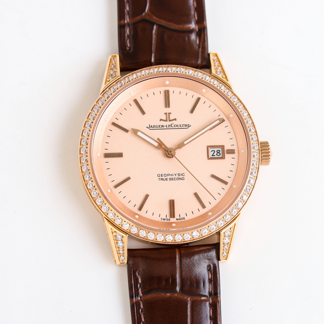 NO:944953,Produced by TW, white case, rose gold, diamonds, TW Factory Jaeger-LeCoultre J26 Geophysical Observatory series watch. JL case material is made of 316 stainless steel, equipped with 12 super luminous beads. The movement is equipped with 9015 modified 772 automatic winding movement. The size of the enlarged splint is the same as the original size, and the details are closer to the original effect. Super luminous hands, mirror sapphire glass  The watch diameter is 41.6mm.10mm. The strap is made of first-layer cowhide imported from Italy. It is equipped with an original buckle. It is luxurious and exquisite. Recommend men’s mechanical watches. For the best luxury gift recommendations, please look for the exclusive quality of TW factory, jaeger-lecoultre, cowhide.19860909TW 出品 白壳 玫金 钻 TW Factory 积家 Jaeger-LeCoultre J26 地球物理天文台系列腕表.JL 表壳材质采用316精钢打造,内配置12颗超强夜光 机芯配置9015改772型自动上链机芯,放大夹板尺寸与原装尺寸一样,细节更接近原版效果 表针超强夜光 镜面蓝宝石玻璃 表径41.6mm.10mm 表带采用意大利进口头层牛皮,配置原装表扣奢华精致推荐男士机械腕表 送礼最佳奢华推荐请认准TW厂独家品质,,jaeger-lecoultre,cowhide,Watch