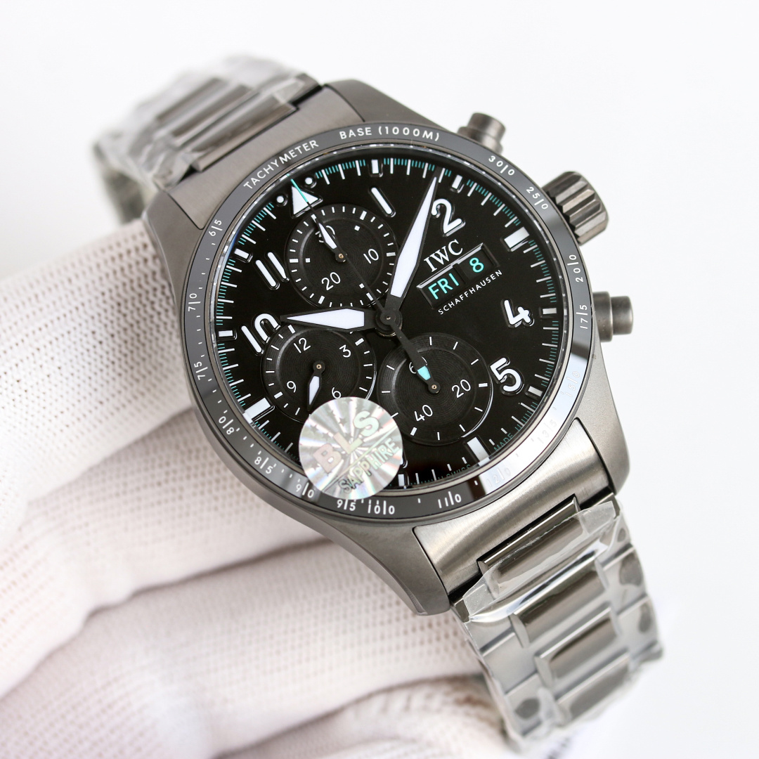 NO:389735,Tape model Steel belt model BLS new product, exclusive first release of the new model, the latest version of the IWC Pilot Series R2 market, the original mold opening, keep improving. 1 watch uses 316 stainless steel, the new mold opening, the size is 41mm, the bandwidth is 20MM 2  In addition to having extremely eye-catching speed measurement ceramic ring ports, in order to further strengthen their dynamic racing genes, not only did the scale and Arabic numerals hour markers have changed from the printing form of conventional numerals to the same inlay style as the Dafei G63, but all the time markers, pointer frames and dials use bright black decorations that perfectly echo the shiny speed measurement rings. The addition of bright black is very obvious to make the high performance of the meter look more refined and advanced. In addition, the three small dials not only partition the digital area and scale, but the scale rings on the outer side also specially increase the slope, creating a sinking feeling, thus further enhancing the exquisiteness and layering of the entire watch. The 3 movement uses Asia's bottom to replica Wanguo's 69385 automatic winding movement. The panel is polished finely and has a three-dimensional sense!  The case is polished by Swiss technology and then hand-drawn sand, which is full of texture. The screw-in ceramic crown and double-sided anti-reflective convex sapphire glass mirror are very thorough and can withstand sudden drops of air pressure. 4 The dial design continues the pilot's classic cockpit dash style. The dial color has been compared and adjusted hundreds of times with the authentic ones, and it is infinitely close to the authentic ones. 5 The tape uses the original Frug rubber strap and the Wanguo Quick Change System (EasX-CHANGE), allowing you to change the strap without tools (steel belt and tape are switched freely) without tools. The steel strap can be removed manually!  After spending huge amounts of money to dismantle the original, its structure and details are copied one by one. It ensures the restoration of the watch. S1 exquisitely recommends men's multi-function mechanical watch, chanel, iwc19860909胶带款 钢带款  BLS新品,新款独家首发,万国 IWC 飞行员系列 R2 市场最新版本原版开模,精益求精. 1腕表采用316精钢全新开模,尺寸为41mm表带宽度为20MM 2 除了拥有极为醒目的测速陶瓷圈口,这两款飞计高性能为了进一步强化其动感的赛车基因,不仅刻度与阿拉伯数字时标由常规飞计的印刷形式,变为了和大飞G63相同的镶嵌式,并且所有时标、指针的边框和表盘都采用了与闪亮测速圈完美呼应的亮黑色装饰,亮黑色的加入非常明显的让飞计高性能看起来更加的精致和高级,另外,三个小表盘不仅将数字区域和刻度进行了分区,外围的刻度环还特别增加了坡度,营造出了下沉的感觉,从而进一步增强了整表的精致度和层次感. 3机芯采用Asia透底复刻万国的69385自动上链  机芯.面板打磨精细,立体感十足！表壳采用瑞士工艺打磨之后再手工拉沙,质感十足.旋入式的陶瓷表冠,双面防反光凸状蓝宝石玻璃表镜,非常透彻,可抵受骤降气压. 4表盘设计延续飞行员经典的驾驶舱仪表盘风格,表盘颜色经过上百次与正品对比调教,已经无限接近正品. 5胶带采用原版弗橡胶表带搭配万国快速更换系统（EasX-CHANGE), 让你无需工具徒手即可更换表带（钢带和胶带自由切换）钢带都是手动可以快拆的！斥巨资拆解原装后其结构以及细节逐一复制.极高的保证了腕表的还原度.S1精致推荐男士多功能机械腕表,,chanel,iwc,Watch