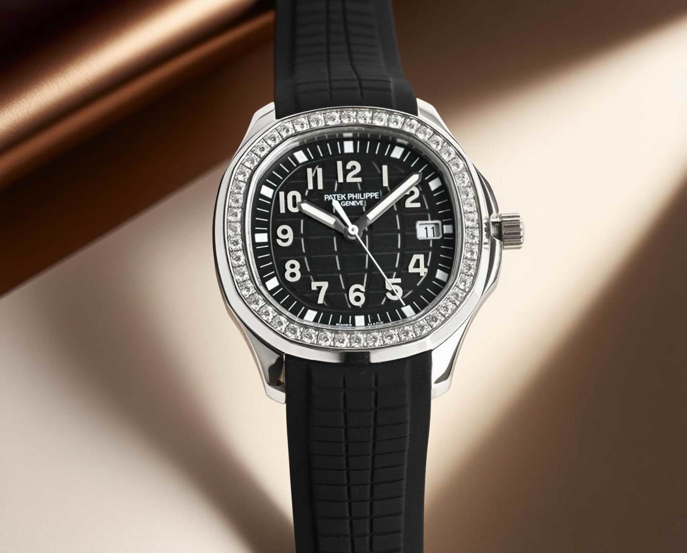 NO:394437,GR Produced by GR White Shell Gold Brick 50 New Buckle 50 GR Factory Newly launched 38.8mm Patek Philippe PP R68 Grenade AQUANAUT Series Mechanical Watch, 5167A/5168G/5167R Series Watches - Exclusively developed and customized Patek Philippe PATEK PHILIPPE. Imported and modified 324SC movement, upgraded and improved the shortcomings of the market version, and the movement function savings last for about 55 hours. The quality is extremely stable. The product uses the bold design of the grenade shape to show the dynamic and fashionable charm of the wrist timepiece, and also demonstrates the men's yearning for the distance, without losing the elegance and exquisiteness, highlighting the temperament of Patek Philippe sports watches. PP Grenade Series 38.8mm [Case]  1. The case still retains a round octagonal appearance, made of 904 stainless steel, polished and polished to make it look more exquisite and gorgeous design style, the material is sturdy and durable, with a diameter of 38.8mm and a thickness of 8.9mm. 2. The flat part is consistent with the genuine product, the sides are frosted, and the flat part of the bezel is decorated with vertical satin patterns. While ensuring a beautiful color, it also takes into account the wear resistance. 3. The case and lugs are formed in one piece, with smooth lines and fitting the wrist. 4. The crown is also made of stainless steel, and the screw-in design ensures the waterproof performance of the watch, and the anti-slip texture style design ensures the watch can be accurately calibrated, ensuring that each watch is 100% waterproof test [Watch strap/buckle]  The tape is made of natural 'Tropical' composite rubber material consistent with the authentic product. The waterproof strap shows the advantages of the composite material to wear comfortably, extremely resistant to wear, resists seawater corrosion and resists UV radiation. 2. Perfectly cloned Aquanaut classic folding buckle, and is chamfered even on very small corners to ensure the original comfort. [Dial/Pointer] The dial and hands are both consistent with the authentic luminous effect. The dial is designed with the inspiration of the earth network, with the embossed pattern at the bottom, and the layers are clear, which is consistent with the authentic appearance. 2. The dial scale is consistent with the authentic Arabic numeral hour markers. Each three-dimensional hour marker is made purely by hand. The hour marker and hands are coated with authentic Superluminova luminous coating, so that time can be read easily even in the dark.  3. Each watch in the calendar window is horizontally upright without deflection. [Movement] The movement uses the exclusive upgraded and customized Patek Philippe Cal. The imported 324SC movement has super stable quality and a power reserve of about 55 hours, basically guaranteeing zero faults. 2. The chamfer of the movement plywood is polished with Swiss craftsmanship. 4. The movement is fully engraved, clear and not worn, and the texture is the ultimate. GR craftsmanship spirit, focusing on quality!  The best luxury recommendation for gifts, please be sure of GR exclusive quality, patek philippe19860909GR 出品 白壳 枚金 砖50 新扣50 GR Factory 工厂新推出 38.8mm 百达翡丽 PP R68 手雷AQUANAUT系列机械腕表,5167A/5168G/5167R系列腕表——独家开发定制百达翡丽PATEK PHILIPPE.进口改324SC机芯,升级改善市场版本的不足,机芯功能储蓄长达55小时左右.品质极其稳定,产品以手雷形状大胆的设计,展现腕间时计的动感时尚魅力,也彰显了男士向往远方的探索精神,又不失典雅精致,凸显百达翡丽运动腕表的气质. PP 手雷系列 38.8mm【表壳】 1.表壳依旧保留圆润的八角形外观,采用904精钢材质打造而成,经抛光润饰,更显精美华丽的设计风格,材质坚固耐用,直径38.8mm,厚度为8.9毫米. 2.平面部分均与正品一致经抛光处理,侧边采用磨砂处理,表圈平面部分饰有垂直缎纹,在保证色泽靓丽的同时,也兼顾耐磨特性. 3.表壳与表耳一体成型,线条流畅,贴合手腕. 4.表冠同样采用精钢材质打造而成,旋入式设计保证腕表防水性能,防滑纹理样式设计保证腕表可以精准校时,保证每一只腕表都做到百分百防水测试【表带/表扣】 胶带均采用与正品一致的天然“Tropical”复合橡胶材质,防水表带尽显复合材质的优势佩戴舒适,极其耐磨擦、耐磨损、耐海水腐蚀且抗紫外线辐射. 2.完美克隆Aquanaut经典式折叠式表扣,即使在非常细小的拐角处上也做有倒角润饰,确保还原正品般的舒适感.【表盘/指针】 表盘及指针均采用正品一致的夜光效果,表盘以地球网络状灵感设计,底部浮雕图案,层次分明,均与正品一致观感. 2.表盘刻度均与正品一致采用立体阿拉伯数字时标,每个立体时标刻度是纯手工制作而成,时标和指针上都涂了正品一致Superluminova夜光涂层,即使在黑暗中也可以轻松读取时间. 3.日历窗口每一只腕表做到水平正位,不出现偏斜遮挡.【机芯】 机芯采用独家升级定制的百达翡丽Cal.进口改324SC机芯,质量超级稳定,动力储时长达55小时左右,基本做到零故障的保障. 2.机芯夹板的倒角采用瑞士工艺打磨同样无可挑剔. 4.机芯全部精雕刻字,清晰不磨损,纹理做到极致. GR匠工精神,专注品质！送礼最佳奢华推荐请认准GR独家品质,,patek philippe,Watch