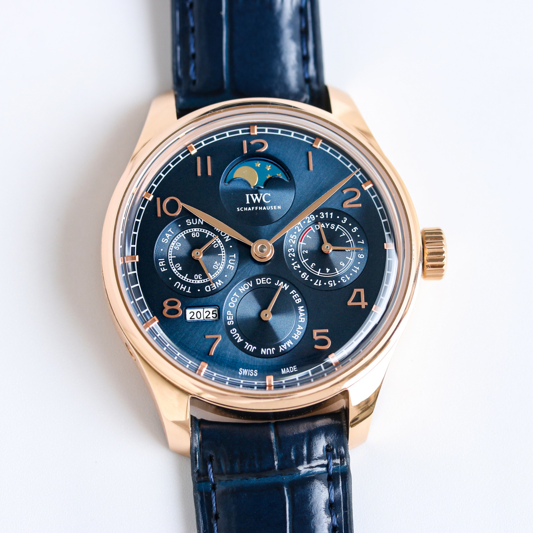 NO:394446,GR Produced by GR White Shell Gold Shell GR Factory New IWC Portugal Series L Perpetual Calendar Watch, the most complex watch in the reproduction world, all functions are synchronized with original, and all functions are adjusted by the head control. 1 [Function Introduction] The sun, moon and stars at 12 o'clock, the small second hand and week hand are displayed at 9 o'clock, the 6 o'clock month hand is also linked to the year display at 7 o'clock, and the year beating every 12 months, and the 3 o'clock is the most classic power display pointer and date display. 2 [Fine workmanship] The shell adopts the same three-piece set structure of the original version, with wire drawing in the middle, and the upper and lower shells being polished. The mirror uses a high-cost pot-shaped sapphire to enhance its texture  3 [Movement Performance] Size 42.2mmX14.9mm, the movement uses imported Japanese movement, efficient and stable, with a power time of more than 72 hours. It is equipped with complex perpetual calendar modules, and synchronizes all functions to achieve synchronous original adjustment through head adjustment. 4 [Precautions] Because the perpetual calendar module is very complicated, the time will be adjusted immediately before shipment, and customers can receive it directly on the chain and wear it. Please do not adjust it easily. Since the movement is equipped with upgraded functions, 0-6 am is the restricted area. When it is really necessary to adjust, first adjust the time to 6 o'clock before debugging other functions to give gifts. The best luxury recommendation is to determine the exclusive quality of GR, loro piana, iwc19860909GR 出品 白壳 金壳  GR Factory 新品 IWC 万国 葡萄牙系列 L 万年历腕表,复刻界最复杂的腕表,所有功能同步原装,所有功能调节通过把头控制. 1【功能介绍】12点日月星辰,9点钟独立小秒针和星期指针显示,6点钟月份指针,同时联动7点钟位置的年份显示,每12个月年份跳动一下,3点钟则是最经典的动力显示指针和日期显示. 2【做工精细】外壳采用原版同样的三件套结构,中间拉丝,上下壳为抛光,镜面采用高成本的锅盖形蓝宝石,使其质感提升 3【机芯性能】尺寸42.2mmX14.9mm,机芯采用日本进口机芯,高效稳定,动力时间长达72小时以上,进行加装复杂的万年历模块,而且同步所有功能实现同步原装通过把头调节. 4【注意事项】由于万年历模块十分复杂在出货前都会调准时间,客户收到直接上链上手佩戴即可,请不要轻易乱调,由于机芯加装升级功能,凌晨0-6点为禁区.确实需要调节时,先把时间调到6点后再调试其他功能送礼最佳奢华推荐请认准GR独家品质,,loro piana,iwc,Watch