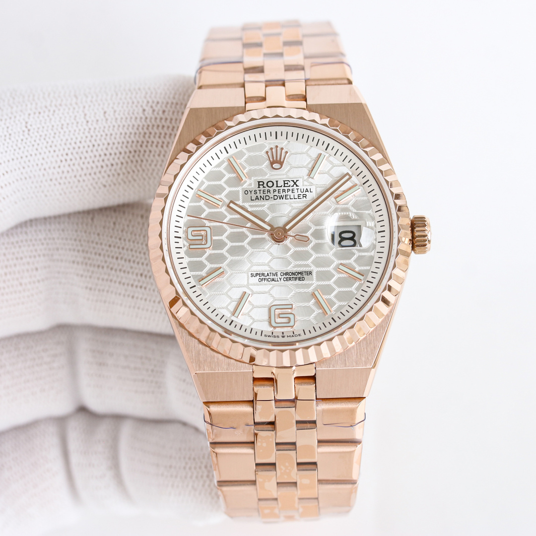NO:337136,Gold Diamond V2 Racing Edition, 40mm/36mm/9.7mm, Rolex-ROLEX PQ1, built-in integrated 7135 movement, Rolex's new Land-Dweller, was launched in 2025, adopting an integrated bracelet design. This design is inspired by the 1969 Oysterquartz Datejust watch, and the dial model launched in 1974. The case and bracelet present seamless smooth lines. The dial design is inspired by nature, with a classic layout with honeycomb texture. The white and ice-blue dial is only 9.7mm thick, which makes it look particularly slim in Rolex's sports watches, equipped with a brand new integrated movement 7135  Automatic winding mechanical watch, Rolex19860909金 钻 V2 赛车版, 40mm/36mm/9.7mm这两种规格, 劳力士-ROLEX PQ1 陆使型,内置改一体7135机芯, 劳力士全新 Land-Dweller 陆使型于 2025 年推出,采用了一体式表链设计,这种设计灵感源自 1969 年Oysterquartz Datejust 腕表,以及 1974 年面世的日志型腕表,表壳与表链之间呈现出无缝连接的流畅线条, 表盘设计灵感来自大自然,以蜂巢纹理呈现经典布局,白色、冰蓝色表盘,厚度仅 9.7mm,这使得其在劳力士的运动表款中显得尤为纤薄,搭载全新 一体机芯改7135 自动上链机械腕表,,,rolex,Watch