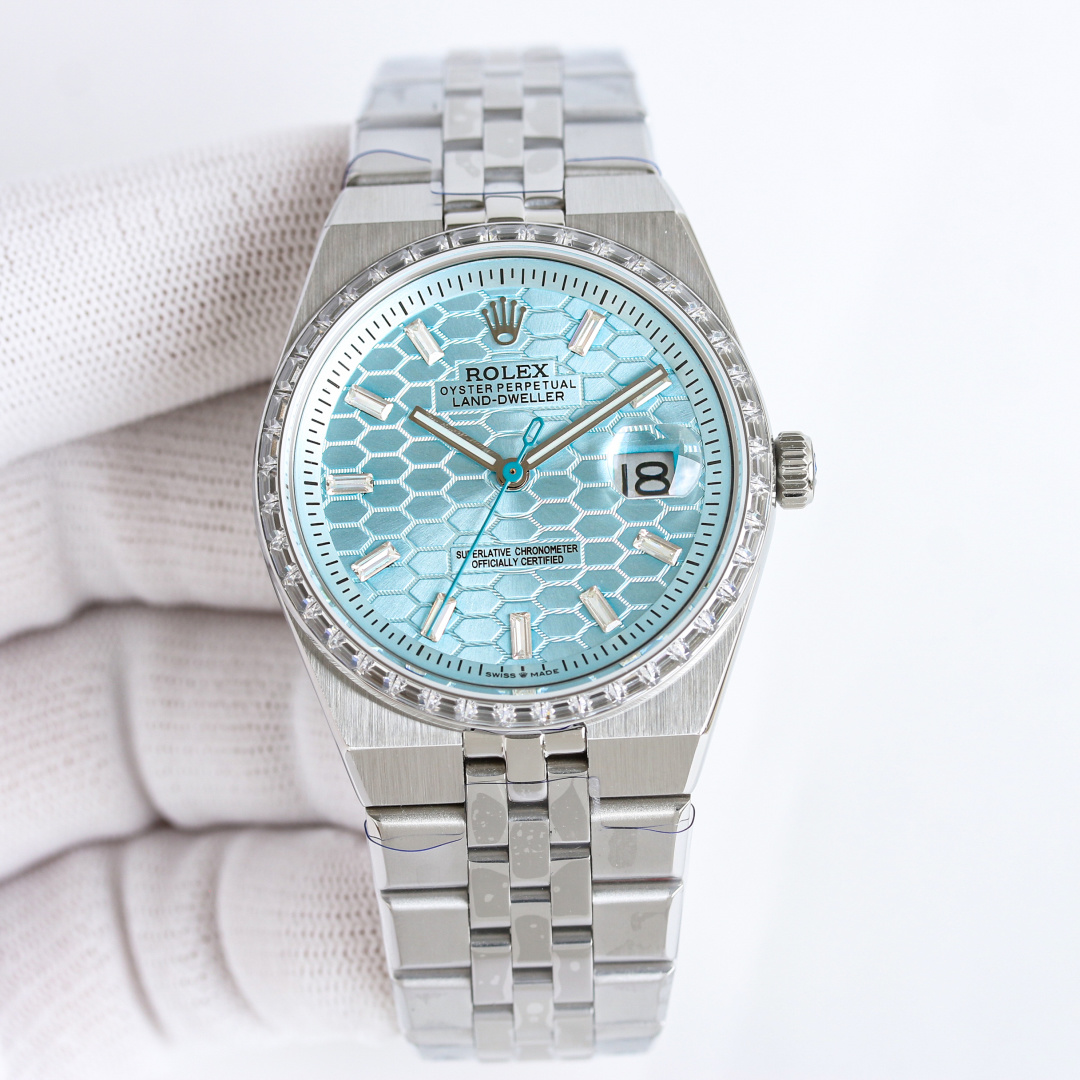 NO:394537,Factory N Produced by Light Case Drill Case NOOB Factory Rolex-ROLEX Premium PQ1 Land-Dweller, V2 Racing Edition 40mm, built-in integrated 7315 movement. Rolex's new Land-Dweller Land-Dweller was launched in 2025 and adopts an integrated bracelet design. This design is inspired by the 1969 Oysterquartz Datejust watch and the log watch launched in 1974. The case and bracelet present seamless smooth lines. The dial design is inspired by nature, with a classic layout with honeycomb texture, 40/36mm mm size, white and ice blue dial. The watch is only 9.7mm thick, which makes it look particularly slim in Rolex's sports watches. Equipped with a brand new one  Integrated movement is modified with 7135 automatic winding movement!  The best luxury recommendation for gifts, please identify the exclusive quality of factory N, rolex19860909N厂 出品 光壳 钻壳  NOOB Factory 劳力士-ROLEX 精品PQ1 陆使型,V2 赛车版 40mm,内置改一体7315机芯. 劳力士全新 Land-Dweller 陆使型于 2025 年推出,采用了一体式表链设计,这种设计灵感源自 1969 年Oysterquartz Datejust 腕表,以及 1974 年面世的日志型腕表,表壳与表链之间呈现出无缝连接的流畅线条  表盘设计灵感来自大自然,以蜂巢纹理呈现经典布局,40/36mm毫米的尺寸,白色、冰蓝色表盘.腕表厚度仅 9.7毫米,这使得其在劳力士的运动表款中显得尤为纤薄.  搭载全新 一体机芯改7135 自动上链机芯！送礼最佳奢华推荐请认准N厂独家品质,,rolex,Watch