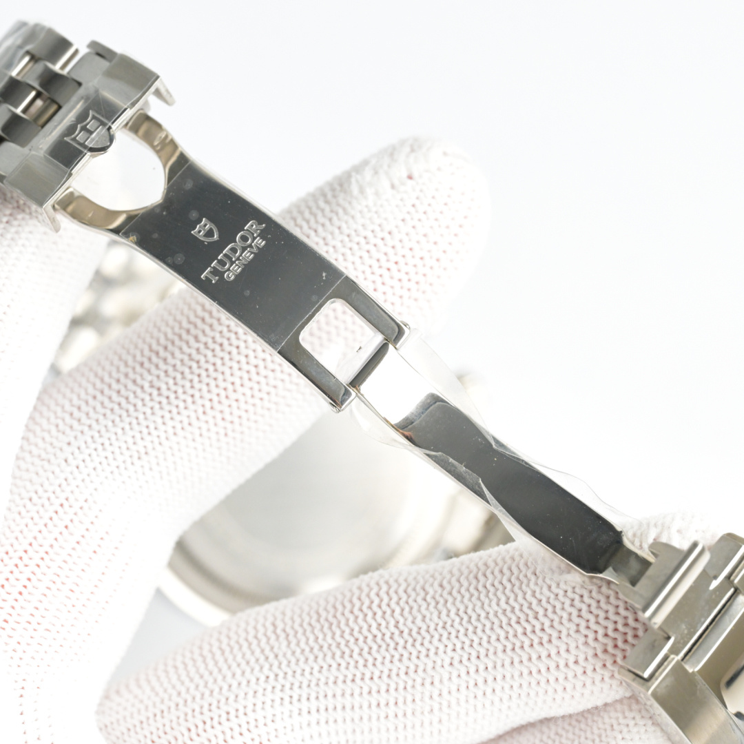 “Black Bay Crono 3220 Tudor Rudder Steel Wristwatch: Precision, Craftsmanship, and Style in 41MM Diameter” - 图片 9