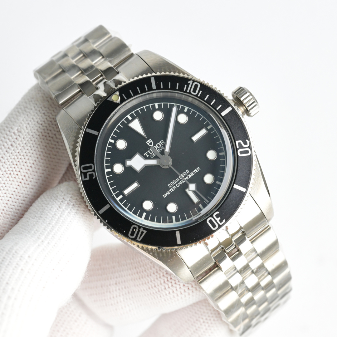 Title: TUDOR Bay Series Upgrade with New Monochrome Bay Launch Summary: TUDOR launched a new single-colored Bay of Bays with upgrades, featuring a Swiss 2824 core. - 图片 2