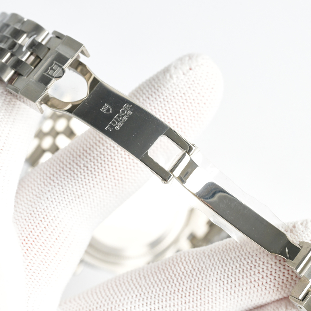 Title: TUDOR Bay Series Upgrade with New Monochrome Bay Launch Summary: TUDOR launched a new single-colored Bay of Bays with upgrades, featuring a Swiss 2824 core. - 图片 8