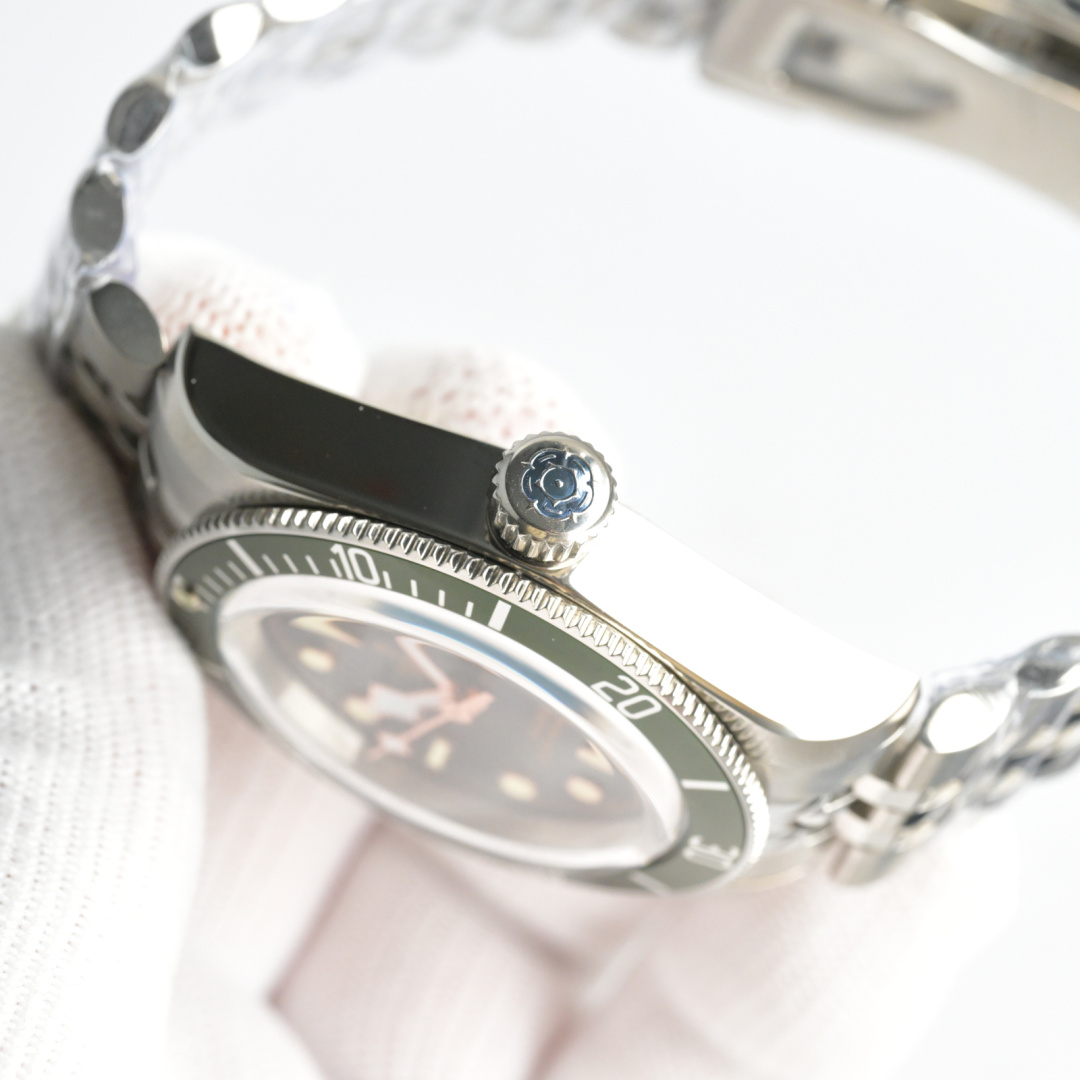 Title: TUDOR Bay Series Upgrade with New Monochrome Bay Launch Summary: TUDOR launched a new single-colored Bay of Bays with upgrades, featuring a Swiss 2824 core. - 图片 6