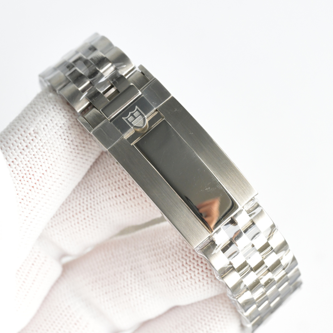 Title: TUDOR Bay Series Upgrade with New Monochrome Bay Launch Summary: TUDOR launched a new single-colored Bay of Bays with upgrades, featuring a Swiss 2824 core. - 图片 7