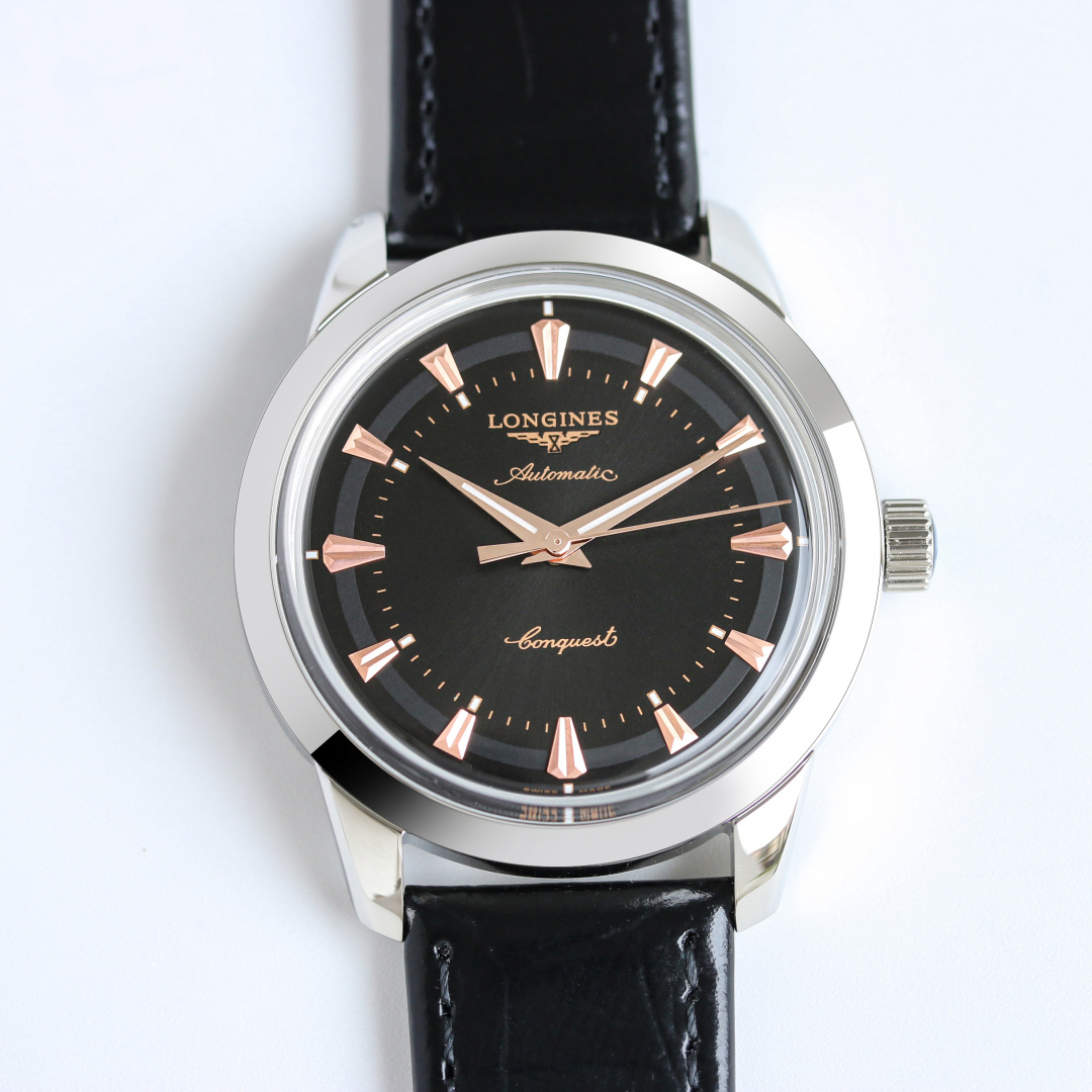 NO:384198,AF's new work of White Shell and Gold Shell AF Factory - Longines LONGINES R71 Conca three-pin series watch, glory is coming, the most cost-effective This watch is inspired by Longines's Conca series works launched by Longines in 1959. While retaining the needs of modern wear, it restores the design of the original 1959 watch to the greatest extent!  The retro zodiac style is obvious. As a classic replica watch series, it is simple and elegant and calm!  [Function synchronizes with the original], [Case] ​​The watch size 4010.8 is carefully developed, without missing any details, meticulously restores the unique elegant essence of the Concas series case, allowing the wearer to both hands and comfort during the wear process. The style and craftsmanship are synchronized with the authenticity. The design on the dial is as unique as the authentic, and the male and female cannot be distinguished by the naked eye. The imported movement inside is better stable. The front and rear glasses are made of sapphire glass, which improves wear resistance and durability while retaining the retro charm of the classic series. Paired with Italian cowhide, the wrist is more comfortable. The original folding button carves the classic Longines logo, which is low-key, luxurious and upscale, generous and rich, suitable for wearing in any occasion!  The best luxury recommendation for gifts, please be sure of AF exclusive quality, longines, cowhide19860909AF 出品 白壳 金壳  AF Factory 新作——浪琴 LONGINES R71 康卡三针系列腕表,荣耀降临,最具性价比 这款腕表以浪琴1959年推出的康卡斯系列作品为设计灵感,在保留现代佩戴需求的同时,最大程度上还原了1959年原款腕表的设计！复古生肖风格明显.作为经典复刻系列表款,简约优雅尽显从容气度！【功能与原版同步】,【表壳】腕表尺寸4010.8用心研发,不放过任何细节,一丝不苟的还原康卡斯系列表壳独特的优雅精髓,让佩戴者在佩戴过程中既贴手,且舒适. 版型和工艺均同步正品.操表盘上的设计同正品如出一格,肉眼无法辨雌雄.其内部搭载的进口机芯,稳定性更佳.前后玻璃采用蓝宝石玻璃,提升耐磨耐用性的同时,保留了经典系列的复古韵味.搭配意大利牛皮让手腕更贴合舒适,原装折叠扣雕刻浪琴经典标志,低调奢华上档次,大方富有,适用于任何场合佩戴！送礼最佳奢华推荐请认准AF独家品质,,longines,cowhide,Watch