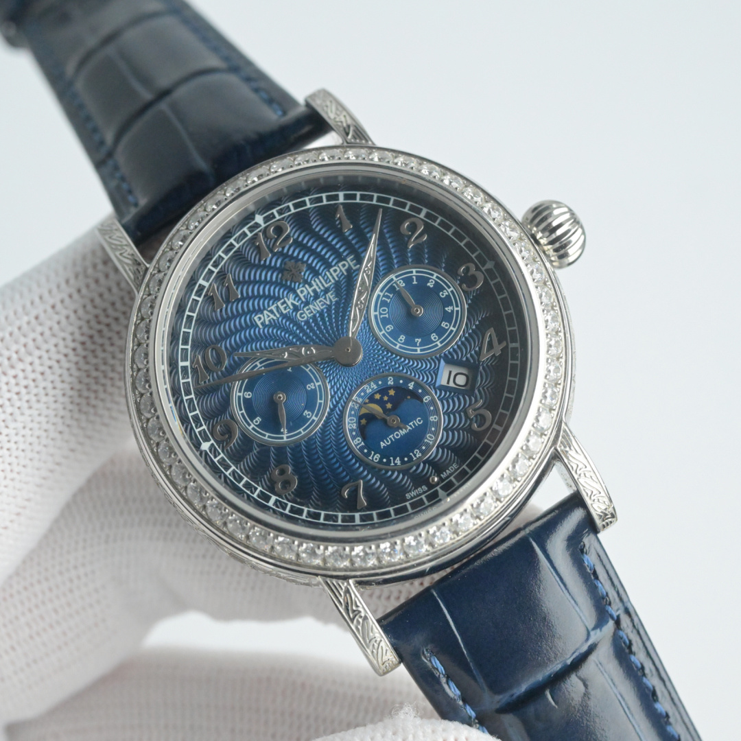 NO:384265,Produced by PPF Patek Philippe R Complex Function Series - Pure Handmade - Carved Watch - Stunning, 42mm watch diameter is suitable for the public men's handsets, very business and casual. The whole watch case is hand-carved, with a strong visual impact, unforgettable, and a more beautiful sense of materiality. PP 1 is equipped with imported multi-function movement [non-market ordinary domestic movement] (zero rework) function (24 hours, week/star/month) This watch has a power reserve of 38-48 hours. 2 imported 316L stainless steel, vacuum plating in 18k quality furnace 3 is equipped with exclusive custom square scale pattern cowhide strap 4 wear-resistant scratch-resistant sapphire glass mirror!  530 meters of living waterproof level. Patek Philippe is simple but not simple!  The quality of real-life photography is like a gift for the best luxury recommendation. Please confirm the exclusive quality of PPF, patek philippe, cowhide19860909PPF 出品 白 金 钻50 PPF Factory 百达翡丽 Patek Philippe R 复杂功能系列-纯手工-雕花腕表-惊艳登场,42毫米的表径适配大众男性手寸,非常商务可亦休闲.整表表壳手工雕刻花纹,视觉冲击力强,令人过目不忘,实物质感更加优美. PP 1搭配进口多功能机芯【非市场普通国产机芯】（零返修）功能（24小时,星期/星辰/月份）此腕表拥有38-48小时动力储备. 2进口316L精钢,采用18k品质炉内真空电镀 3搭配独家定制方形鳞纹牛皮表带 4耐磨防刮蓝宝石玻璃镜面！ 530米生活防水等级. 百达翡丽（Patek Philippe） 简约而不简单！实物拍摄品质如一送礼最佳奢华推荐请认准PPF独家品质,,patek philippe,cowhide,Watch