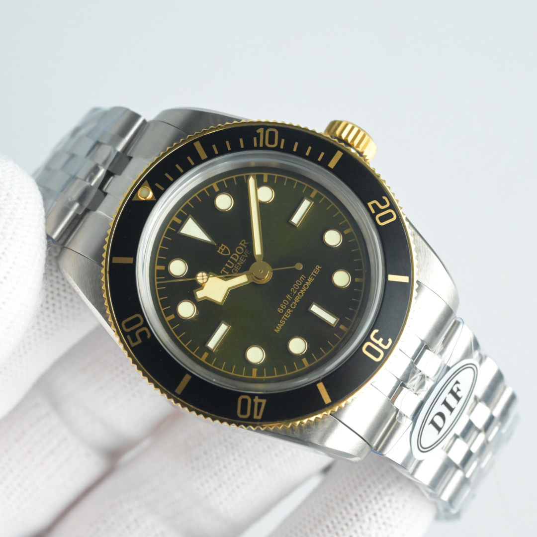 NO:384341,DIF Produced by DIF Factory Tudor TUDOR D9 Biwan series New products are launched. The limited edition of Harolds Anniversary of the UK limited edition of the world. DIF is carefully developed!  After a year of careful creation, it was finally released!  This bottom cover pattern has a very high technical content, requiring the use of imported equipment with high-precision laser scale to mark the etching, and the output is very low!  The gold part uses A-pole gold-plated surface to detect gold content, which is the gold-plated process on the market!  2824 Seagull movement uses Seagull custom-made first gear movement without gaps!  Diameter 41mm aluminum ring strap with angle guide angle polishing and grinding without cutting!  Tif's new Tudor quilt can be finely adjusted internally. The best luxury recommendation for gifts, please be sure of DIF's exclusive quality, gold plating19860909DIF 出品  DIF Factory 帝舵 TUDOR D9 碧湾系列 新品上市 英国哈罗德周年纪念限量版全球限量枚 DIF用心研发！历时一年精心打造,终于面世！此款底盖图案技术含量极大需使用进口设备高精度激光刻度打刻产量非常低！ 金色部分采用A极镀金表面可检测含金也就是市面上的包金工艺！2824 海鸥 机芯采用海鸥定制一档机芯无空档！直径41mm 铝材质圈口表带导角精抛打磨不割手！ Tif新款帝舵表扣扣子内部可微调 送礼最佳奢华推荐请认准DIF独家品质,,gold plating,Watch