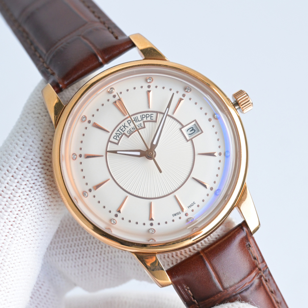 NO:384870,Production from TW White Shell Gold Shell TW Factory Patek Philippe PATEK PHILIPPE PD2 Pot Cover Glass Machine PP Classic work. The market's latest Pot Cover Glass material, super 3D three-dimensional sense, ultra-thin craftsmanship, 42mm diameter. The style uses original movement, 28,800 vibration frequency per hour, zero rework quality, and the style is matched with Italian cowhide to make the wrist fit and comfortable!  Adhering to Swiss watchmaking technology, we create perfect products!  The first choice for collecting good products and gifts. For the best luxury recommendations for gifts, please be sure of TW exclusive quality, patek philippe, cowhide19860909TW 出品 白壳 金壳 TW Factory 百达翡丽PATEK PHILIPPE PD2 锅盖玻璃 机 PP 经典之作.市场独家最新锅盖玻璃材质,超强的3D立体感,超薄工艺,直径42mm 款式采用原装机芯,每小时振频28800次,零返修质量,款式搭配意大利牛皮让手腕更贴合舒适！秉承瑞士制表工艺,打造完美产品！收藏佳品送礼首选. 送礼最佳奢华推荐请认准TW独家品质,,patek philippe,cowhide,Watch