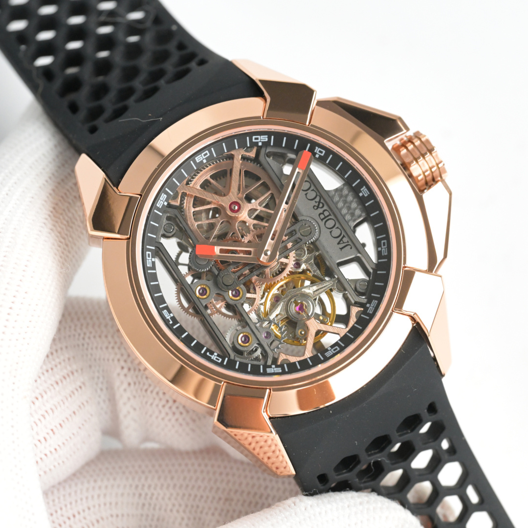 NO:385637,Production of TW White Diamond, Gold Diamond, Black Shell TW Jacob & Co Czech Leopard xCR7 X43 Ronaldo CR7 co-branded custom limited edition Czech Leopard TW exclusively debuted to create the strongest 1:1 perfect replica, parameters synchronized with the authentic product Size: 44mm 12.45mm Use a 316L stainless steel case, each angle is carefully polished, matched with imported JR2301 fully automatic mechanical movement, wear-resistant and durable sapphire glass mirror, imported fluoroelastic strap, 316L stainless steel pin buckle, hollow dial adopts complex engraving technology, making the dial more three-dimensional. The classic movement of the Ronaldo wearing the No. 7 jersey, highly highlights the special features of the joint model, and the autograph on the right also uses multiple layers of complex crafts to make this watch exquisitely present in front of you!  The best luxury recommendation for gifts, please recognize TW exclusive quality, jacob & co19860909TW 出品 白钻 金钻 黑壳  TW Jacob & Co 捷克豹xCR7 X43 C罗CR7联名定制限量版捷克豹TW独家首发打造最强1:1完美复刻,参数与正品同步 尺寸:44mm 12.45mm 采用316L精钢表壳,每一个角度都是精心打磨而成,搭配进口JR2301全自动机械机芯,耐磨耐用蓝宝石玻璃镜面,进口氟橡胶表带,316L精钢针扣,镂空的表盘采用复杂的雕刻工艺,让表盘更加凸显立体感,左侧为穿着7号球衣的C罗名场面的经典动作,高度彰显了联名款的特别之处、右侧的亲笔签名也采用多层复杂工艺让这款腕表精致的呈现在你面前！送礼最佳奢华推荐请认准TW独家品质,,jacob & co,Watch