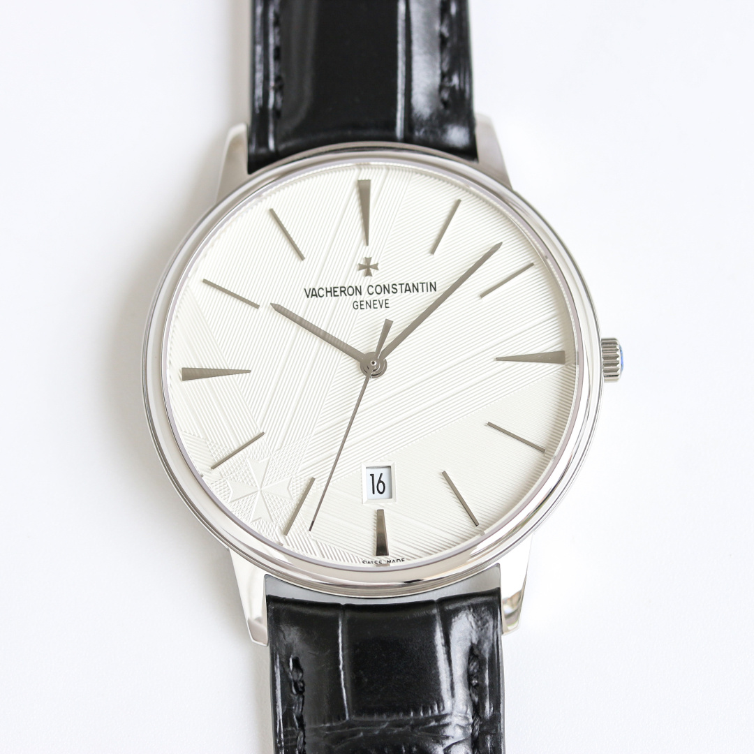 NO:385653,Produced by TW White Shell Gold Shell TW Factory Vacheron Constantin VC New Anniversary OT2 Vacheron Constantin VC Heritage Series, model 85180, limited edition for anniversary!  1 [Case] ​​Size 40MMX9MM, perfectly round case, paired with a micro-solar lug design, makes it more suitable for the wearer's wrist. Each finished shell cover needs to be strictly controlled by MK to restore the unique texture of the authentic product. 2 [Carriage] 9015 to Vacheron Constantin's own 2450 movement. Components from plywood to steel wheels are carefully decorated by MK watchmakers, and the automatic rotor is plated with 18k rose gold, which maximizes the original exquisite craftsmanship level. 3 [Dial] The new anniversary gusseted pattern is composed of a large number of parallel lines and intersects each other, from different directions, and finally meets at 7 o'clock on the dial to form the Vacheron Constantin's 'Malta Cross' logo. 4 [Watch mirror] The two sapphire glass mirrors in front and back are both anti-stun coating.  5 [Watchband] Double-layer Italian calfskin, paired with Malta cross pin buckle and gift for the best luxury recommendation, please be sure to identify TW exclusive quality, vacheron, cowhide19860909TW 出品 白壳 金壳  TW Factory 江诗丹顿VC 新款 周年 OT2 江诗丹顿 VC 传承系列,型号85180,周年限量款！ 1【表壳】尺寸40MMX9MM,完美圆形的表壳,搭配微孤式表耳设计,使之更加贴合佩戴者的手腕.每一个成品壳套,都需经过MK严格的质量把控,方能还原正品独特的质感. 2【机芯】9015改江诗丹顿自产2450机芯.从夹板到钢轮等部件均由MK制表师精工装饰,自动摆陀更是镀有18k玫瑰金,最大限度呈现原装精湛的工艺水平 3【表盘】 新款周年玑镂纹由大量平行线构成相互交错,从不同方向而来,最终在表盘7点位汇合,组成江诗丹顿“马耳他十字”标志 4【表镜】前后两片蓝宝石玻璃镜面,均有防眩晕镀膜处理. 5【表带】双层意大利小牛皮,搭配马耳他十字针扣送礼最佳奢华推荐请认准TW独家品质,,vacheron,cowhide,Watch