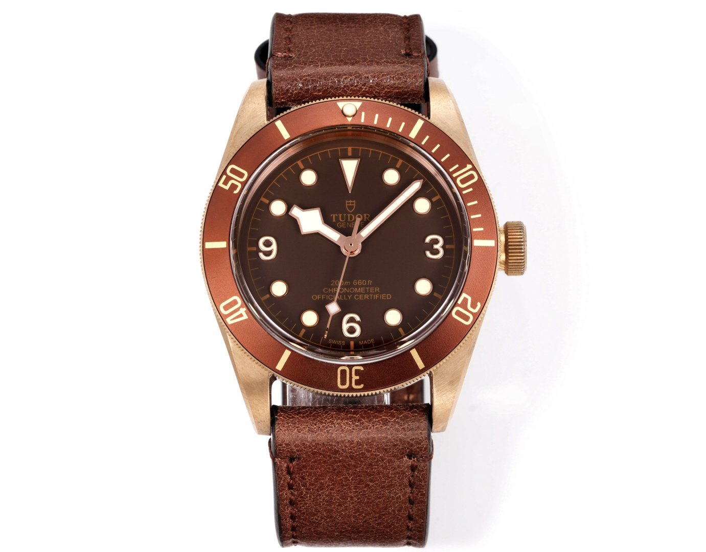 NO:385700,F4 TUDOR Biwan Series DF4 Bronze M79250BM Watch. [Case] ​​The watch is 43 mm in size. As a pioneer in bronze material, it not only strives for excellence in details. The perfect use of [Aluminum Bronze] in terms of material (note that the aluminum blue oxidation process is slow and does not produce green rust, and has a higher hardness and weight) ensures that it matches the effect of the genuine product after oxidation, restoring the unique style of the watch. [Watch Buckling] hand-stitched Italian cowhide and frosted, the appearance is more retro, perfectly matched with the aluminum bronze needle buckle. [Movement] uses an upgraded movement, and bid farewell to the embarrassment of the calendar space.  When the classic awakens again, Tudor Bronze Biwan M79250BM continues to write a new chapter in the legend with the tempering of time. The tough genes of the Biwan series are both a declaration of shape and a tribute to retro aesthetics. 100% replica original aluminum bronze material, and as time passes, it will dye a unique copper color. Every trace is your time mark, making the watch a partner on your road to success. S1 exquisitely recommended men's mechanical watch, cowhide19860909F4 帝陀 TUDOR 碧湾系列 DF4 青铜M79250BM腕表.【表壳】腕表尺寸43毫米.作为青铜材质的先驱者,不但细节上精益求精.材质方面完美采用的【铝青铜】（备注铝青氧化过程缓慢而且不会产生绿锈,且硬度更高更有分量）保证吻合正品氧化后的效果,还原该腕表独一无二的风格.【表带扣】手工缝合的意大利牛皮并做磨砂工艺处理,外观上更加复古,与铝青铜针扣完美搭配.【机芯】采用升级一档机芯,从此告别日历位空档的尴尬. 当经典再度觉醒,帝舵青铜碧湾M79250BM以时光淬炼之姿,续写传奇新篇章.碧湾系列的硬朗基因,戴于腕间既是型格宣言,亦是对复古美学的致敬.百分百复刻原版铝青铜材质,随着时光流转会晕染出独一无二的铜色泽,每一道痕迹都是属于你的时光印记,让腕表成为你成功路上的伙伴.S1精致推荐男士机械腕表,,cowhide,Watch