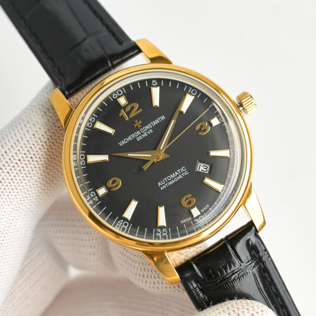 NO:386138,Produced by TW, White Shell, Gold Shell, TW Factory, Vacheron Constantin VC, Zhongheng Sihai Series, MO1 watch upgraded version!  Super luminous pot cover glass This watch is equipped with original. It makes the watch look thinner, with a frequency of 28,800 vibrations per hour. The four angle curves of the case are improved. The dial color curve is more suitable, and the dial is polished more delicately. The market's exclusive latest pot cover glass material, super 3D three-dimensional sense, ultra-thin craftsmanship, 41mm in diameter, and the overall closer to the counter. Paired with Italian cowhide, the wrist is more comfortable!  The Vacheron Constantin inheritance series produced by the major manufacturers integrates Vacheron Constantin's most unique DNA and is a symbol of Vacheron Constantin's ultimate elegance, fully reflecting the purest tradition of the high-end watchmaking industry!  Suitable for all kinds of business occasions, simple, refined and elegant. A fine reproduction, please enjoy it!  Welcome to reprint!  The best luxury recommendation for gifts, please identify TW exclusive quality, vacheron, cowhide19860909TW 出品 白壳 金壳  TW Factory 江诗丹顿 VC 众横四海系列 MO1 腕表升级版！超强夜光 锅盖玻璃 该表搭载由原装.让表更显纤薄,频率为每小时振动28,800次 对表壳的四个角弧度进行改善,表盘颜色弧度更契合,表盘打磨更细腻,市场独家最新锅盖玻璃材质,超强的3D立体感,超薄工艺,直径41mm,整体更贴近专柜 搭配意大利牛皮让手腕更贴合舒适！大厂出品的江诗丹顿的传承系列融汇了江诗丹顿最独特的DNA,是江诗丹顿极致优雅的象征 充分体现了高级制表业最纯粹的传统！适合各种商务场合,简敛精致不失优雅 精品复刻,敬请品鉴！欢迎转载！送礼最佳奢华推荐请认准TW独家品质,,vacheron,cowhide,Watch