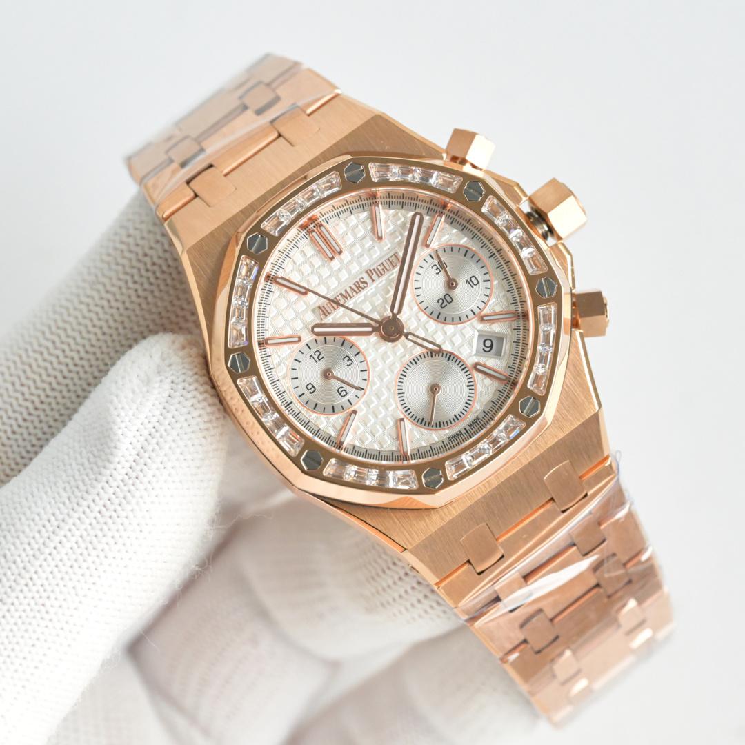 NO:337283,Gold Diamond A P Audemars Piguet Royal Oak Series 26715BC.ZZ.1356BC.01. 38mm Size 1:1 The highest mechanical movement version The authentic product is mechanical!  AP Royal Oak Series chronograph watches, truly one-to-one original reproduction. All dials are carefully created and developed with original authentic dial templates. The flash sale market is not suitable for high imitation. Everyone is welcome to identify them. At present, it is difficult to find an authentic watch in one of the popular markets at home and abroad. The price of the second-hand market has risen to 50W, which is quite valuable and value-added. Each literally is the original authentic substitute level. It took a full year and 3 months to develop the color. In order to ensure that everyone can buy the most cost-effective watch with the least money. 1 The case material is imported 316 stainless steel, with ultra-high fine grinding and wire drawing technology, and detailed processing!  Hand-drawn at the blind spots, the hardware accessories at each position are polished to keep the original consistent, creating technical breakthroughs that the shells can be exchanged for genuine products. 2 The ring port adopts high-gloss polishing and original manual inlay techniques to ensure that 32 brightly cut diamonds are consistent in size and arranged neatly. 3 Each literal is an original substitute dial, which is not comparable to high imitations on the market. The original mold opening nails and pointers are most worth cherishing. The dial is integrated into one and truly restores the authentic effect, 4 Assemble the movement, accurate and stable multi-functional mechanical watch,,,audemars19860909金 钻 A P 爱彼 Audemars piguet 皇家橡树系列26715BC.ZZ.1356BC.01. 38mm 尺寸1:1 最高机械机芯版本 正品是机械！ AP皇家橡树系列计时腕表、真正一比一原版复刻,所有表盘都以原装正品表盘模版精心打造开发出来,秒杀市场不对版高仿,欢迎大家来鉴别.目前在国内外热门之一市场正品一表难求,二手市场价格已经上升到50W幅度相当保值增值款,每一款字面都是原装正品代用级别,从开发面对颜色整整花了1年3个月时间,为了保证大家花最少的钱就能买最划算的表款 1 表壳材质属进口316精钢,超高精细打磨拉丝工艺,细节处理！死角位进行手工拉丝,各个位置五金配件打磨保持原装一致,打造技术性攻破已做到壳可正品互换. 2 圈口采用高光抛光加原装人工镶嵌手法,保证32颗明亮切割美钻大小一致,排列整齐 3 每一款字面都是原装代用级表盘,非市场上高仿所能比拟,原装开模字钉和指针最值得珍惜是表盘一体成型真正还原正品效果, 4 装配机芯,走时精准稳定多功能机械腕表,,,audemars,Watch