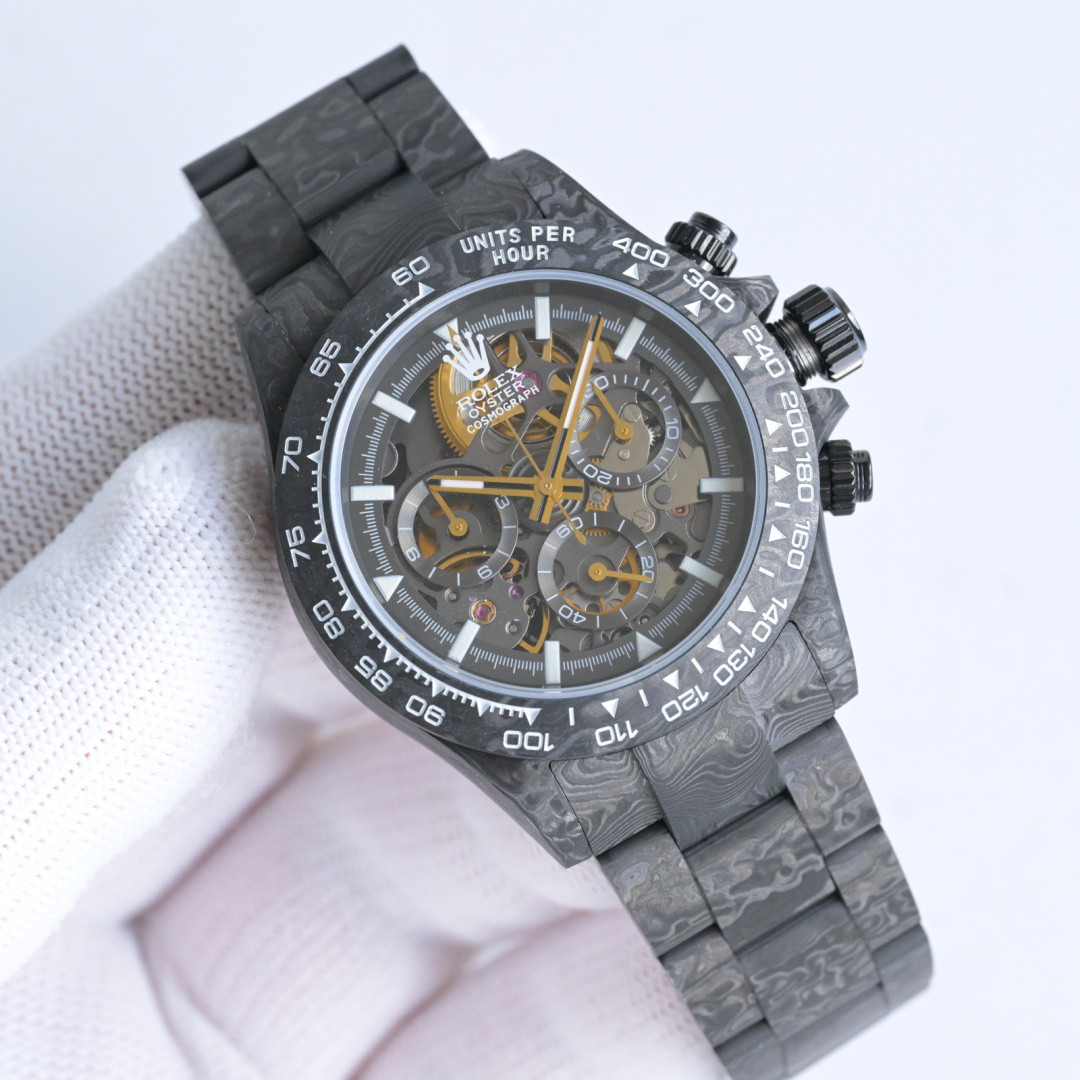 NO:337339,TWF full carbon fiber modified custom version Rolex ROLEX Ditona series The case is made of imported composite carbon fiber material, and the carbon fiber material is a new material, the color is never outdated black, and the overall pattern is very elegant and luxurious. The carbon fiber is soft on the outside and hard on the inside, the mass is lighter than metal aluminum, but the strength is higher than steel, and it is corrosion-resistant. The case texture is varied, and each carbon fiber watch will show different patterns due to different cutting methods, becoming a unique existence. The movement uses a hollow movement, the watch diameter is 40mm, and TWF has once again cast a different Ditona multi-function mechanical watch,,,rolex19860909TWF全碳纤维改装定制版 劳力士 ROLEX迪通拿系列 表壳整体采用进口复合碳纤维材质,碳钎维材质是一种新型材料,颜色为永不过时的黑色,整体的纹路十分典雅、奢华.碳纤维外柔内刚,质量比金属铝轻,强度却高于钢铁,并且具有耐腐蚀.表壳纹理多变,并且每一枚碳纤维腕表会因切割方式有别而展现出不同的纹路,成为独一无二的存在,机芯采用镂空机芯,腕表直径40mm,TWF再次铸造不一样的迪通拿多功能机械腕表,,,rolex,Watch