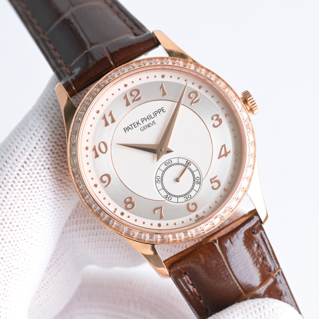 NO:386196,TW Factory - Patek Philippe PP GV1 Classical Series The King of Formal Watches is shockingly restored. It perfectly restores the unique texture and simple style of the king in the watch. [Excellent details] 1. The watch size data perfectly matches the authentic product, and is light to wear, and restores the authentic experience. 2. The pot-cover dome glass that is consistent with the original, and is specially coated with double anti-stun and impermeable coating. 3. The edges of the dial logo and pointer are all hand-touched chamfered (it is very difficult to come by with a set of craftsmanship), and then the rhodium plating process is used to ensure that the gloss and texture are no less than the original. [Movement] uses a Seagull manual movement with firm quality and consistent reputation, with a power reserve of up to 42 hours. [Watch strap buckle] Hand-stitched calfskin strap, exquisite workmanship and delicate edges, showing the style of a big brand, matched with Patek  .Philippe original grade pin buckle. The best luxury recommendation for gifts, please be sure of TW exclusive quality, patek philippe, cowhide19860909TW 出品 白 纹、钻圈 TW Factory— 百达翡丽 PP GV1 古典系列 正装表王震撼登场.完美还原表中王者的独特质感和简约格调.【精彩细节】1.腕表尺寸数据完美吻合正品,佩戴轻便,还原正品体验.2.采用与原装一致的锅盖型穹顶玻璃,特镀有双层抗眩晕增透镀膜.3.表盘标识和指针的边沿全部采用手工润饰倒角（一套工艺下来非常不易）,之后再采用镀铑工艺处理,确保光泽度和质感不亚于原装.【机芯】采用素质坚挺,口碑一致的海鸥手动机芯,动力储存长达42小时.【表带 扣】手工缝线小牛皮表带,做工精致,包边细腻,尽显大牌风范,搭配Patek .Philippe原厂级针扣.送礼最佳奢华推荐请认准TW独家品质,,patek philippe,cowhide,Watch