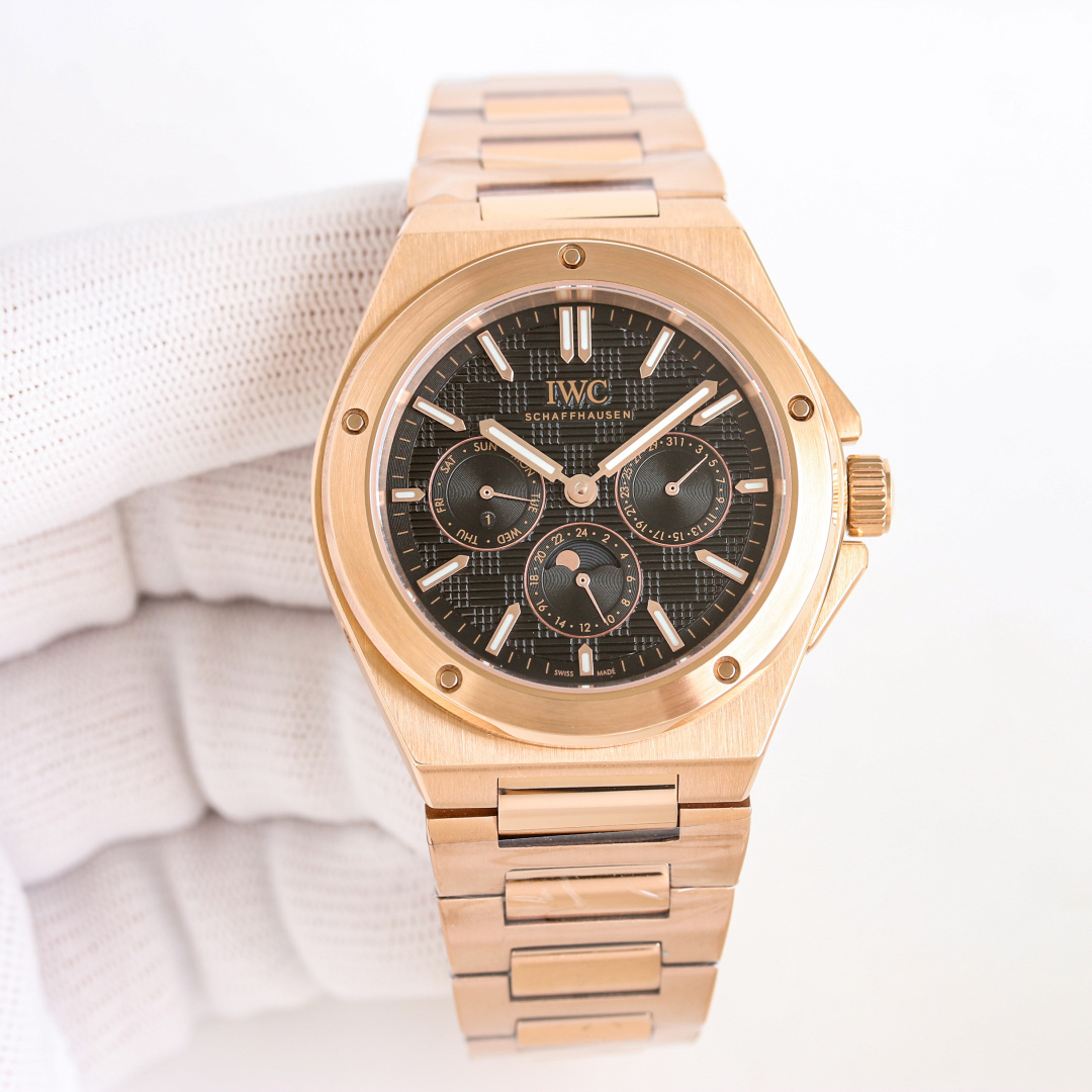 NO:337351,Gold Black IWC watch brand new engineer series Jero Dazun's classic design!  1【Movement】Use 82650 self-made movement, its movement runs stably, with accurate movement, and almost zero rework!  2【Case】authentic mold opening, perfect restoration of 1:1!  The watch is 41.6mm in size, and the entire case adopts large-area wire drawing process. The eye-catching round bezel is paired with functional screws. The polishing process on the edges and edges directly enhances the luxury of the watch, which is exactly the same as the original craftsmanship!  3 [Dial] adopts a three-spoke disk layout, with the iconic 