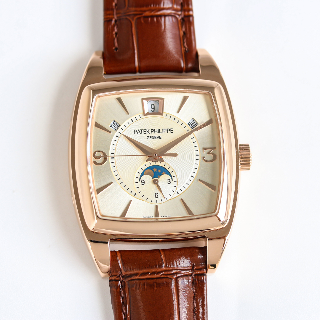 NO:553279,Produced by TW, white case, gold case, TW Factory Patek Philippe PP R33 Complex Multi-Function Series 5135G - a grand debut, the first Nautilus complex watch launched so far, using ultra-complex craftsmanship to create a casual sports watch. 1 small body with high energy to perform the following functions: 12 o'clock calendar function 10 o'clock day function 2 o'clock day function 6 o'clock 24 hours. All functions can be used normally.  2. The movement adopts a replica Cal.240 self-winding movement, which perfectly interprets the functions on the premise of achieving a realistic appearance. 3. An independent watchmaker who is a modification master, enthusiastically participates in customizing and modifying the dial color, adding an interesting soul to the unique watch!  A masterpiece of craftsmanship. Welcome all watch friends to taste it!  For the best luxury gift recommendation, please look for TW’s exclusive quality, patek philippe19860909TW 出品 白壳 金壳  TW Factory 百达翡丽 PP R33 复杂多功能系列 5135G--重磅登场,迄今推出的首款Nautilus复杂腕表,以超复杂的工艺技术打造休闲运动腕表. 1小身板大能量尽揽以下功能∶12点位日历功能 10点位星期功能 2点位星期功能 6点位24小时.所有功能都可正常使用 2机芯采用复刻版Cal.240自动上链机芯,在实现外观的逼真前提下,功能一并完美诠释. 3改装大师独立制表人,倾情参与定制改装表盘颜色,给予独一无二的腕表增添有趣的灵魂！ 匠心力作 欢迎各位表友品鉴！送礼最佳奢华推荐请认准TW独家品质,,patek philippe,Watch