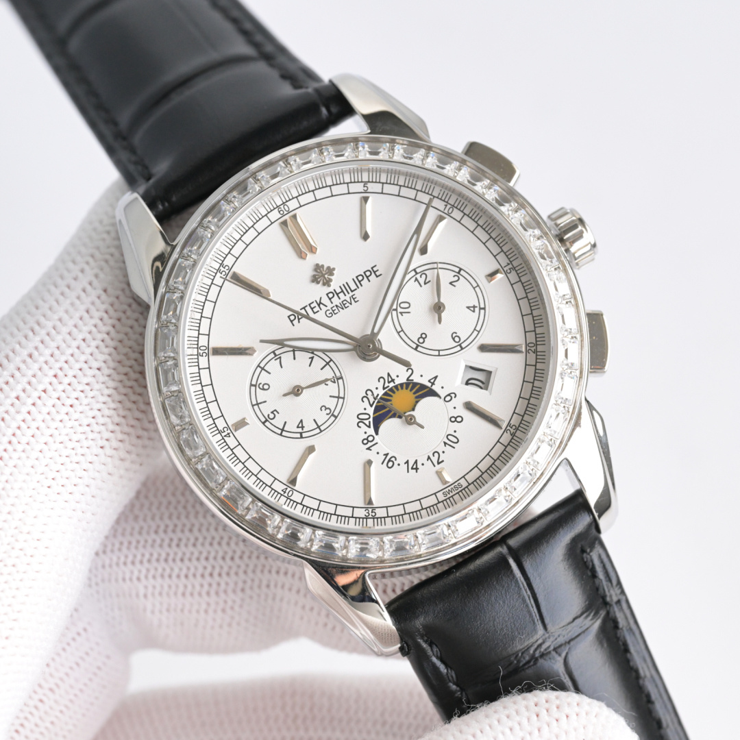 NO:553281,Produced by TW, the white case, gold case, and diamonds 50 TW Factory Patek Philippe R73 makes a stunning debut. The 41 mm diameter is suitable for popular male hands, and it is very suitable for business and leisure. It has strong visual impact, is unforgettable, and the physical texture is more beautiful. PP 1 is matched with imported  Multi-function movement [non-market ordinary domestic movement] (zero repair) function (24 hours, week/star/month) This watch has a 38-48 hour power reserve. 2. Imported 316L stainless steel, using 18k quality furnace vacuum plating!  3. Paired with exclusive customized square scale cowhide strap. 4. Wear-resistant and scratch-resistant sapphire glass mirror!  530 meters waterproof level. Patek Philippe is simple but not simple!  The quality of the actual shooting is the same. The best luxury recommendation for gifting. Please look for TW’s exclusive quality, patek philippe, cowhide19860909TW 出品 白壳 金壳 钻50 TW Factory 百达翡丽 Patek Philippe R73 惊艳登场,41毫米的表径适配大众男性手寸,非常商务可亦休闲.视觉冲击力强,令人过目不忘,实物质感更加优美. PP 1搭配进口 多功能机芯【非市场普通国产机芯】（零返修）功能（24小时,星期/星辰/月份）此腕表拥有38-48小时动力储备. 2进口316L精钢,采用18k品质炉内真空电镀！ 3搭配独家定制方形鳞纹牛皮表带 4耐磨防刮蓝宝石玻璃镜面！ 530米生活防水等级. 百达翡丽（Patek Philippe） 简约而不简单！实物拍摄品质如一送礼最佳奢华推荐请认准TW独家品质,,patek philippe,cowhide,Watch