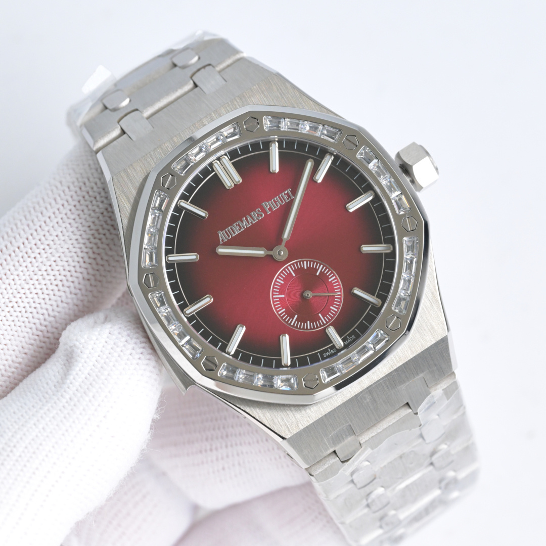 NO:553291,Produced by TW, white shell, black shell, 50 diamonds, TW Factory AP Audemars Piguet Royal Oak 26591IP series R29 men's watch, two and a half hands. Shockingly launched, the back cover is upgraded to see-through bottom, using the 2953 upgraded version of the movement, achieving the pinnacle of steel watches - demonstrating strength to defend the title of 'steel' king!  [5 subtleties] 1. The authentic product is disassembled and the size is 42×11.3 mm, which is consistent with the original product!  2. Perfectly restore every detail of the genuine watch case, showing the masculine temperament of the genuine 'angular, resolute and courageous' 3. The workmanship of the steel band is impeccable, which is better than any steel band watch on the market. The tightness of the 'buffer belt' connecting the steel band head and the watch head is exactly the same as the original one (steel band model and tape model are optional) 4. Audemars Piguet 2953 upgraded version movement, stable, excellent and more real.  5. The 'biscuit texture' of the dial is three-dimensional and full, paired with white gold fluorescent hour markers and Royal Oak hands, giving you an exquisite experience and a different feeling!  It is a must-have gift and the best luxury recommendation. Please look for TW’s exclusive quality, audemars19860909TW 出品 白壳 黑壳 钻50 TW Factory AP 爱彼 皇家橡树26591IP系列 R29 男士腕表 两针半 震撼上线后盖升级透底,采用2953升级版机芯, 成就钢表巅峰—— 实力演绎 卫冕“钢”王！【5大精妙之处】 1.正品拆解开模,尺寸为42×11.3毫米与正品一致！ 2.完美还原正品表壳的每一处细节,尽显正品“棱角分明 坚毅果敢”的阳刚气质 3.钢带的做工无可挑剔,比市面上任何钢带表做工均要更上一层楼,钢带头粒和表头衔接的“缓冲带”的松紧程度与正品一模一样,(可选配钢带款,胶带款) 4.爱彼2953升级版机芯,稳定,优秀,更真实. 5.表盘的“饼干纹理”立体饱满 搭配白金荧光时标和Royal Oak皇家橡树指针,体验精妙 感受不同！必属精品送礼最佳奢华推荐请认准TW独家品质,,audemars,Watch