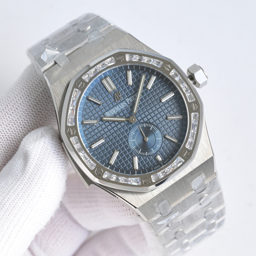 NO:553316,Produced by TW, white shell, black shell, 50 diamonds, TW Factory AP Audemars Piguet Royal Oak 26591IP series R29 men's watch, two and a half hands. Shockingly launched, the back cover is upgraded to see-through bottom, using the 2953 upgraded version of the movement, achieving the pinnacle of steel watches - demonstrating strength to defend the title of 'steel' king!  [5 subtleties] 1. The authentic product is disassembled and the size is 42×11.3 mm, which is consistent with the original product!  2. Perfectly restore every detail of the genuine watch case, showing the masculine temperament of the genuine 'angular, resolute and courageous' 3. The workmanship of the steel band is impeccable, which is better than any steel band watch on the market. The tightness of the 'buffer belt' connecting the steel band head and the watch head is exactly the same as the original one (steel band model and tape model are optional) 4. Audemars Piguet 2953 upgraded version movement, stable, excellent and more real.  5. The 'biscuit texture' of the dial is three-dimensional and full, paired with white gold fluorescent hour markers and Royal Oak hands, giving you an exquisite experience and a different feeling!  It is a must-have gift and the best luxury recommendation. Please look for TW’s exclusive quality, audemars19860909TW 出品 白壳 黑壳 钻50 TW Factory AP 爱彼 皇家橡树26591IP系列 R29 男士腕表 两针半 震撼上线后盖升级透底,采用2953升级版机芯, 成就钢表巅峰—— 实力演绎 卫冕“钢”王！【5大精妙之处】 1.正品拆解开模,尺寸为42×11.3毫米与正品一致！ 2.完美还原正品表壳的每一处细节,尽显正品“棱角分明 坚毅果敢”的阳刚气质 3.钢带的做工无可挑剔,比市面上任何钢带表做工均要更上一层楼,钢带头粒和表头衔接的“缓冲带”的松紧程度与正品一模一样,(可选配钢带款,胶带款) 4.爱彼2953升级版机芯,稳定,优秀,更真实. 5.表盘的“饼干纹理”立体饱满 搭配白金荧光时标和Royal Oak皇家橡树指针,体验精妙 感受不同！必属精品送礼最佳奢华推荐请认准TW独家品质,,audemars,Watch