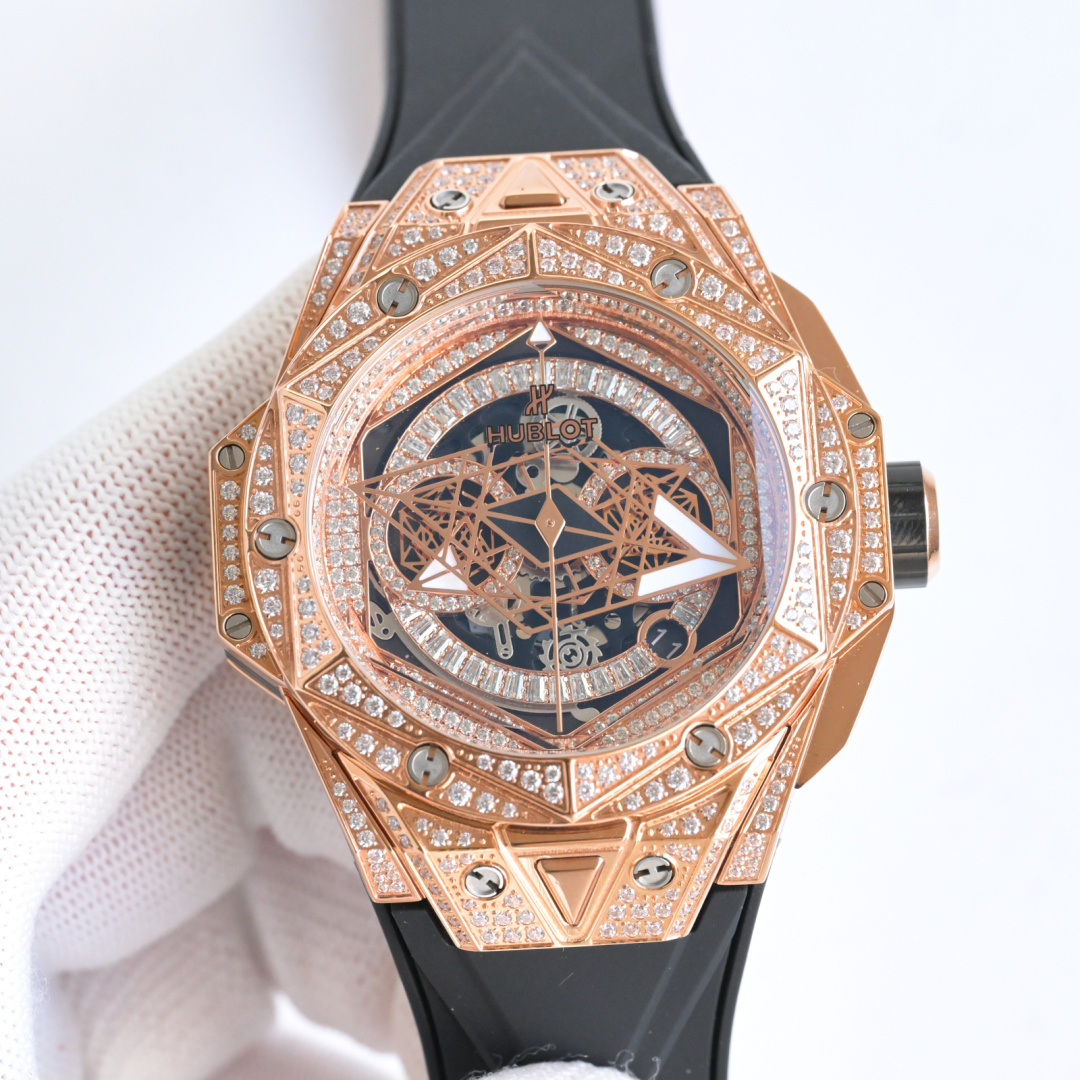 NO:553319,Taiwan Produced by Taiwan Factory HUBLOT Hublot Hublot’s new Big Bang Sang Bleu II Starry T diamond tattoo watch JR4 once again cooperates with the famous tattoo studio Sang   Cooperating with Bleu, they launched another Tattoo ll watch cleverly conceived with geometric figures, which perfectly interprets the brand's ambition and design concept. The Tattoo ll watch uses more refined line design to create a three-dimensional and vivid three-dimensional visual experience. The 45mm case diameter, graphic elements run through the case and are integrated into the hexagonal bezel through cutting and engraving. 6 H-shaped titanium screws firmly fix the bezel. The lugs have a strong sense of design and a steep angle.  The lines are tough. The most eye-catching features of the dial are the diamond-shaped hour and minute hands and the two hexagonal dial hands. A different geometric pattern will appear when the time turns. The black rubber strap uses geometric lines to present a three-dimensional visual experience. Easy to use folding clasp, titanium liner negative, satin hollow hands, anti-reflective treatment of multi-faceted sapphire glass that will never scratch, and imported fluorine rubber strap to make wearing more comfortable. For the best luxury recommendations, please look for Taiwan's exclusive quality.19860909台湾 出品 台湾 Factory HUBLOT 宇舶表 恒宝全新Big Bang Sang Bleu II 满天星T钻刺青腕表JR4再次与知名刺青工作室Sang Bleu合作,推出又款利用几何图形巧妙构思的刺青ll腕表,完美演绎了该品牌的雄心壮志和设计理念.刺青ll腕表运用了更为精细的线条设计,打造出立体生动的三维视觉体验.45mm表壳直径,图形元素贯穿表壳,通过切割和雕刻融入到六边形表圈之中.6颗H型钛金螺钉牢固定表圈.表耳处带有很强的设计感,角度陡峭,线条硬朗.表盘最为抢眼的就是菱形的时分针和两个六边形的盘针,时间转时就会出现别样的几何图案视觉效果黑色橡胶表带,以几何线条呈现出三维视觉体验.简易使用折叠式表扣,钛金属内胆底片,缎面镂空指针,表镜使用防反光处理多面蓝宝石玻璃永不刮花,进口氟橡胶表带使佩戴更加舒适送礼最佳奢华推荐请认准台湾独家品质,,Watch