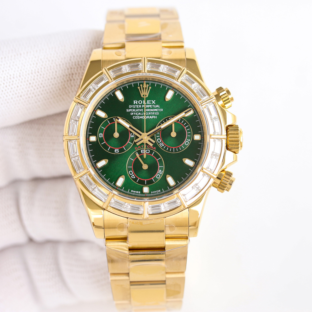 NO:553278,4801 machine all gold intergold platinum machine all gold 4100 intergold platinum 4300 PPM Rolex ROLEX LB2 Daytona series hidden bamboo diamond Daytona / using real moissanite bezel / built-in 4801 movement, original movement can be installed  PPM modification, hidden bamboo diamond Daytona / using real Moissanite diamond ring mouth / built-in 4801 movement, the original movement can be used. In the long river of time, every watch carries a unique story and memory. However, when classic design meets modern creativity, when traditional craftsmanship meets the pursuit of individuality, a wonderful revolution in watch modification begins.   Watch modification is by no means a simple replacement of parts or modification of appearance, but an in-depth exploration and reinterpretation of the art of watchmaking. It is the perfect fusion of tradition and innovation, and the passionate collision of mechanical craftsmanship and fashion aesthetics. Every modification is like giving a new life to the watch, allowing it to bloom with unique brilliance as the years go by.  Our team of modification masters is composed of a group of professionals who are passionate and dedicated to the art of watches. They are proficient in every detail of the watchmaking process, from the fine adjustment of the movement to the careful design of the dial, from the material selection of the strap to the personalized customization of the bezel. They have devoted their efforts and wisdom to everything. With their superb skills and rich experience, they can turn your dream watch into reality and create a timepiece of art that is exclusive to you.   The modified watch not only has a new look in appearance, but also achieves a qualitative leap in performance and function. We use top watchmaking materials, such as luxurious carbon fiber, bright gemstones, etc., to give the watch excellent texture and durability. At the same time, through the optimization and upgrading of the movement, the accuracy and stability of the watch are improved, allowing you to enjoy the fashionable charm while also feeling the ultimate essence of watchmaking craftsmanship.  Whether it is a classic replica that pursues retro charm, or a fashion innovation that showcases modern technology; whether it is a unique customization that highlights your personal taste, or a cross-border design that incorporates multicultural elements, we can meet your every need and expectation for watch modifications. Let your watch no longer be a cookie-cutter timekeeping tool, but a fashion accessory that highlights your unique style and personality, and a focus piece that you can confidently wear on any occasion.   In this ever-changing era, let us embark on an extraordinary journey of watch modification together, reshape time with creativity and enthusiasm, and make every passing second a wonderful bloom of personality and taste. S1 exquisitely recommends men's multi-functional mechanical watches, rolex198609094801机 全金 间金 白金 机 全金 4100 间金 白金 4300 PPM 劳力士 ROLEX LB2 迪通拿系列 隐藏款竹节钻 迪通拿/ 采用真莫桑钻圈口/ 内置4801机芯,可原装机芯 PPM改装,隐藏款竹节钻迪通拿/采用真莫桑钻圈口/内置4801机芯,可原装机芯. 在时光的长河中,每一块手表都承载着独特的故事与记忆.然而,当经典的设计遇上现代的创意,当传统的工艺邂逅个性的追求,一场关于手表改装的奇妙变革就此拉开帷幕. 手表改装,绝非简单的零件替换或外观修饰,而是一场对制表艺术的深度探索与重新演绎.它是传统与创新的完美融合,是机械工艺与时尚美学的激情碰撞.每一次改装,都如同赋予了手表新的生命,让它在岁月的流转中绽放出独一无二的光彩. 我们的改装大师团队,由一群对手表艺术充满热忱与执着的专业人士组成.他们精通制表工艺的每一个细节,从机芯的精细调校到表盘的精心设计,从表带的材质选择到表圈的个性定制,无一不倾注着他们的心血与智慧.凭借着精湛的技艺和丰富的经验,他们能够将您心中的梦想手表变为现实,打造出专属于您的时间艺术品. 改装后的手表,不仅在外观上焕然一新,更在性能与功能上实现了质的飞跃.我们选用顶级的制表材料,如奢华的碳纤维、璀璨的宝石等,为手表赋予了卓越的质感与耐久性.同时,通过对机芯的优化升级,提升了手表的精准度与稳定性,让您在享受时尚魅力的同时,也能感受到制表工艺的极致精髓. 无论是追求复古韵味的经典复刻,还是展现现代科技感的时尚创新；无论是彰显个性品味的独特定制,还是融合多元文化元素的跨界设计,我们都能满足您对手表改装的每一个需求与期待.让您的手表不再是千篇一律的计时工具,而是成为彰显您独特风格与个性魅力的时尚配饰,是您在任何场合都能自信佩戴的焦点之作. 在这个瞬息万变的时代,让我们一同踏上手表改装的非凡之旅,用创意与热情重塑时光,让每一秒的流逝都成为个性与品味的精彩绽放. S1精致推荐男士多功能机械腕表,,rolex,Watch