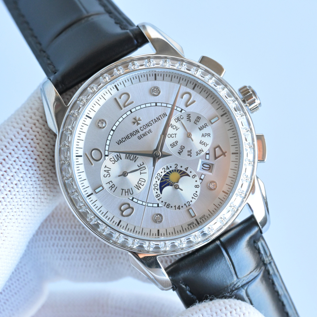 NO:602212,Produced by TW, white shell, gold shell, diamond 50 TW Factory Vacheron Constantin VC R73 - Vacheron Constantin upgraded version of the heritage series, multi-functional design, top quality. Important note (the upgraded version has an improved shell that is thinner than the old version, the glass has been upgraded to be wear-resistant and fall-resistant, and is smoother and more beautiful than the old version! The inner cover has been updated to a steel inner cover; the texture and feel of the watch  Looks more perfect) 18k quality furnace vacuum plating... (High quality, normal wearing, 0 repair quality) This watch uses a multi-functional original imported movement, with six-pin multi-function display, high-end and atmospheric design style, (function displays week, calendar, month, day and night stars 24 hours) The case is made of 316 imported fine steel, sapphire glass super anti-scratch mirror, and imported calfskin strap buckle!  'You can easily own time, but you can't easily own Vacheron Constantin.' (Real photo) The manufacturer strongly recommends this Vacheron Constantin series... Your precious wrist needs (focus on original new machines) The best luxury recommendation for gifts, please look for TW's exclusive quality, vacheron, cowhide19860909TW 出品 白壳 金壳 钻50 TW Factory 江诗丹顿 VC R73 -Vacheron Constantin 升级版传袭系列,多功能设计顶级品质.重要提示（升级版改进壳身比旧版本更薄、玻璃升级耐磨抗摔、比旧版本更平整美观！内罩更新成钢鑫制内罩；手表质感 手感 显得更完美）18k品质炉内真空电镀……（高品质正常佩戴0返修的质量）此款手表使用多功能原装进口 机芯,具有六针多样功能显示高端.大气的设计风格,（功能显示星期 日历 月份 日夜星辰 24小时）套壳使用316进口精钢 、蓝宝石玻璃超强防刮花镜面,搭配进口小牛皮表带扣！“你可以轻易拥有时间、但你不能轻易拥有江诗丹顿”、（实拍图）厂家强强推荐此款江诗传袭系列...你宝贵的腕上需（专注原装新机）送礼最佳奢华推荐请认准TW独家品质,,vacheron,cowhide,Watch