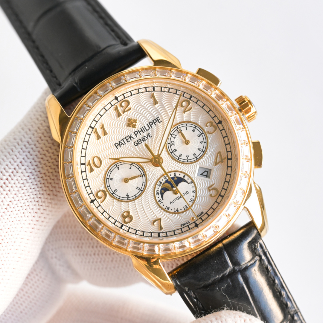 NO:602218,Produced by TW Platinum 50 TW Factory Factory quality, high-end series!  The new Patek Philippe PP R complex function chronograph series is launched. PatekPhilippe is a noble work of art!  (The upgraded version has an improved shell that is thinner than the old version, the glass has been upgraded to be wear-resistant and fall-resistant, and is smoother and more beautiful than the old version! The inner cover has been updated to a steel inner cover; the texture and feel of the watch are more perfect) Exclusive text plus high-end inner shadow logo, with imported multi-function movement (0 repair) function (24 hours, week, stars, month) imported 316 fine steel, using 18k quality furnace vacuum plating!  Paired with Italian imported calfskin!  Original folding buckle!  Size 40mm. Wear-resistant and scratch-resistant sapphire glass!  Super waterproof to 50 meters!  Simple but not simple!  You can never own a Patek Philippe, you are just keeping it for your descendants. (Serious promise: The actual product has a better luster and a more exquisite feel. The dial and scale are lifelike. The craftsmanship of the case and case are all master-level light body inspections. Coupled with the high-tech forging of new era machines, it is shocking and distinguished. You deserve it! Made by a big factory! Welcome to reprint! For the best luxury recommendations for gifts, please look for TW exclusive quality, patek philippe, cowhide19860909TW 出品 白 金50 TW Factory 大厂品质,高端系列！新款 百达翡丽 PP R 复杂功能计时系列上市 PatekPhilippe 贵族的艺术品！（升级版改进壳身比旧版本更薄、玻璃升级耐磨抗摔、比旧版本更平整美观！内罩更新成钢鑫制内罩；手表质感 手感 显得更完美）独家字面加高档内影logo,搭配进口 多功能机芯（0返修）功能（24小时,星期,星辰,月份）进口316精钢,采用18k品质炉内真空电镀！搭配意大利进口小牛皮！原装折叠扣！尺寸40mm.耐磨防刮蓝宝石玻璃！超强防水50米！简约而不简单！你永远无法拥有一块百达翡丽,你只是在替你的后代保管他. ( 慎重承诺 产品实物光泽手感更佳精湛 字盘刻度栩栩如生 壳套工艺都是宗师级别轻身检验 加上新时代机器高技锻造 上手震撼尊贵非凡.你值得拥有！大厂打造！欢迎转载！送礼最佳奢华推荐请认准TW独家品质,,patek philippe,cowhide,Watch