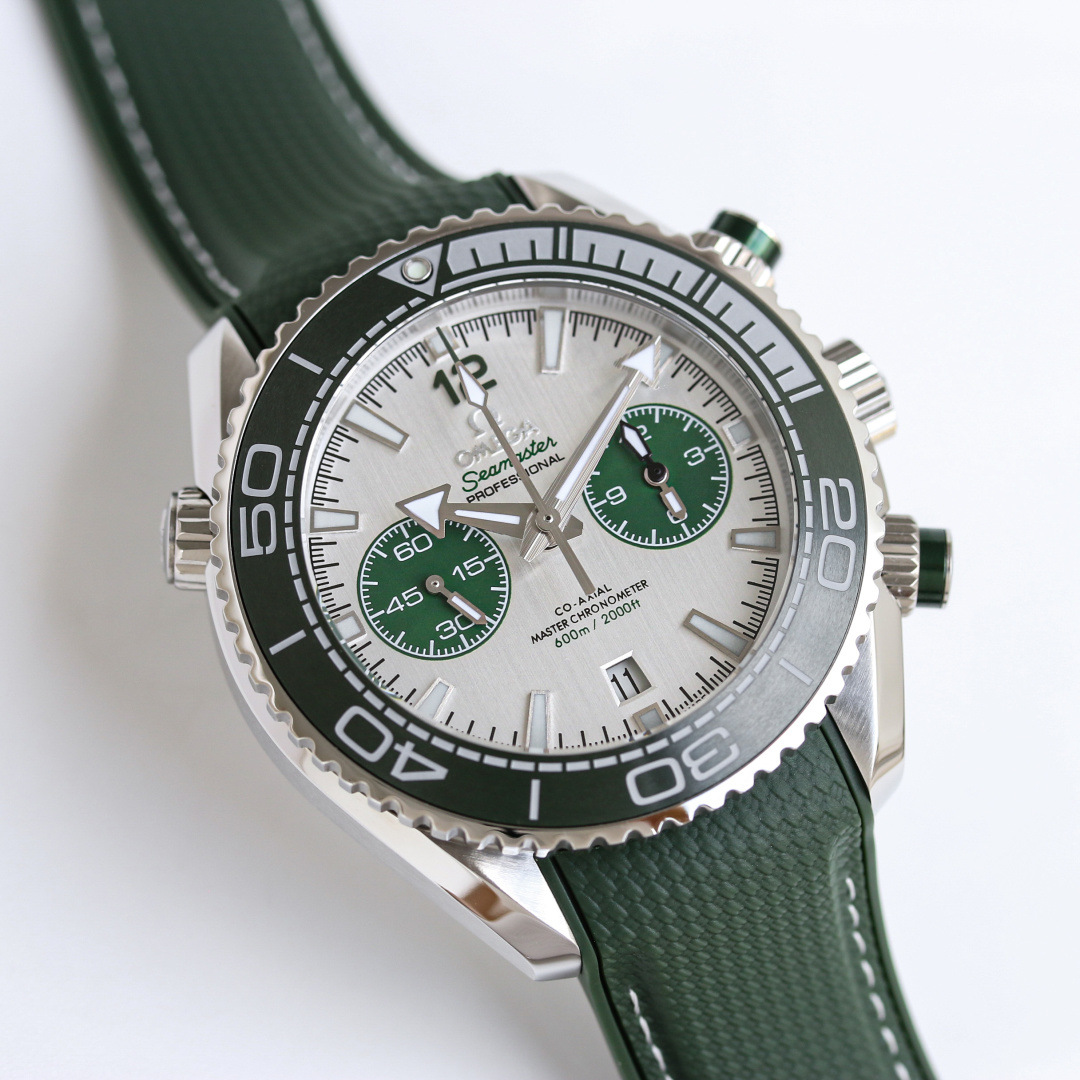 NO:602131,TVS produced white steel tape model TVS Factory Omega OMEGA OB2 Haima Universe meter men's new chronograph, model 215.32.46.51.09.001 (45.5mm) watch. The real original model is one-to-one. All functions and appearance are consistent with the original version (3-digit chronograph minute hand, two hands return to 0 at the same time, 6-digit chronograph, 9-digit small seconds) Details  1 Stainless steel case, beige dial, luminous scale hands, double small dial chronograph, with calendar display, maroon ceramic unidirectional rotating chronograph bezel, with beige sports strap folding buckle 2 Equipped with a new 9900 fully automatic chronograph movement, double T shock-resistant Omega's unique black balance wheel technology. Synchronized original extra long 72-hour standby All timing functions reproduce the original functions 3 The steel band is made of 316L fine steel CNC polishing process Complex process  Created with craftsmanship, a perfect replica is presented to all major watch lovers: a classic that has been tempered by time ~ a tribute to the ocean. {TVS's pioneering work must be a boutique}. The best luxury gift recommendation, please look for the exclusive quality of TVS, omega19860909TVS 出品 白钢 胶带款  TVS Factory 欧米茄 OMEGA OB2 海马宇宙米男士新款计时,型号215.32.46.51.09.001（45.5mm）腕表 真正的原版一比一开模,所有功能及外观与原版一致（3位计时分针,归0时两支针同时归0,6位计时,9位小秒） 细节方面 1精钢材质表壳,米色表盘,夜光刻度指针,双小盘计时码表,带日历显示,枣红色陶瓷单向旋转计时表圈,搭配米色运动表带 折叠扣 2搭载全新9900全自动计时机芯,双T抗震欧米茄独特黑摆轮工艺.同步原装超长72小时待机 所有计时功能复刻原装功能 3钢带采用316L精钢 cnc 打磨工艺 工艺复杂 匠心打造 为各大表友独献完美复刻:时间的淬炼的经典~致敬海洋之作  ｛TVS先锋之作 必属精品｝送礼最佳奢华推荐请认准TVS独家品质,,omega,Watch