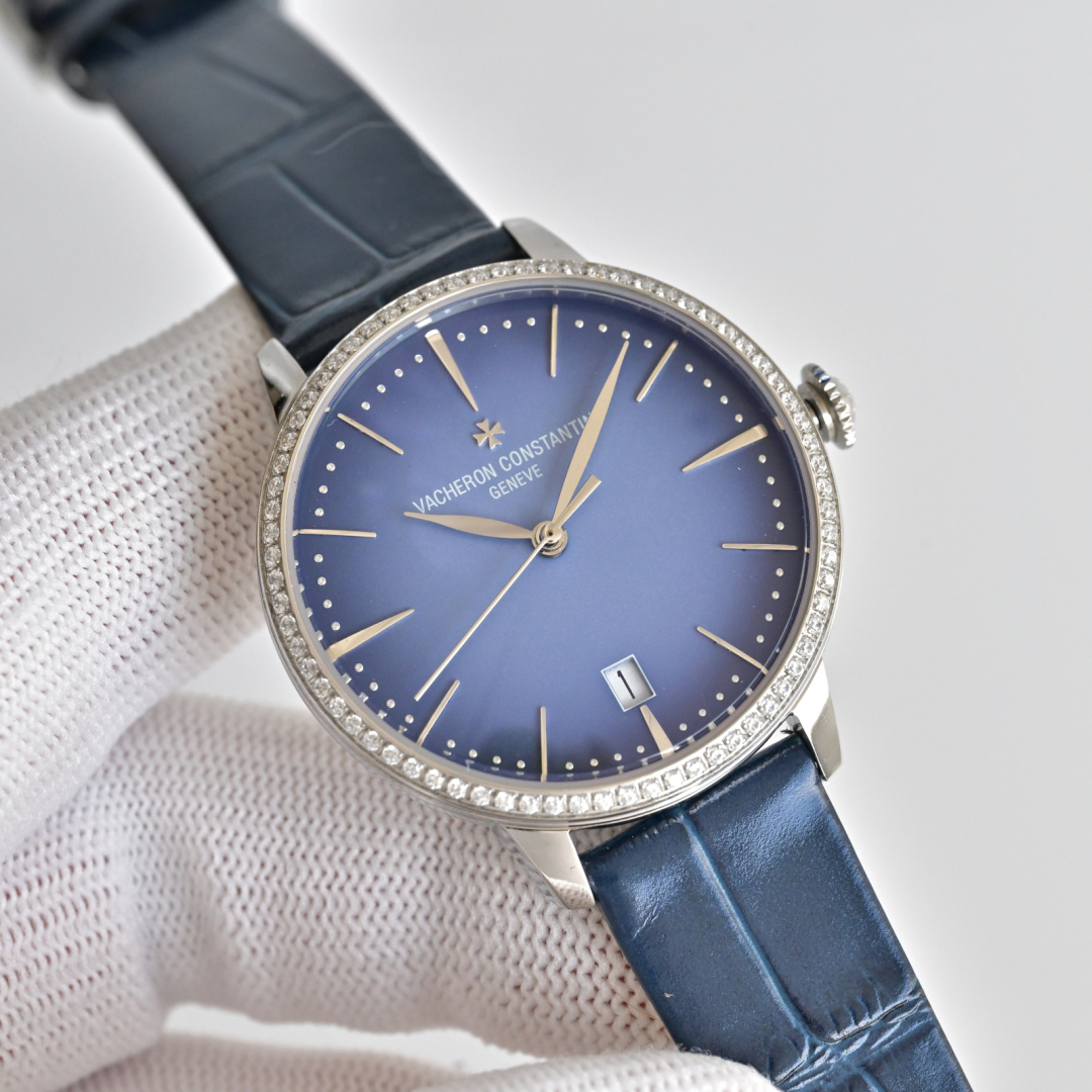 NO:617372,Produced by MKF, white shell, gold shell, diamond 50 MKF actory wall crack recommendation, the highest version on the market, Vacheron Constantin VC Heritage Series ladies new model.  CT3 watch model 4115U/000G-B!  In terms of details, 1 diameter is 36.5 mm, ultra-thin thickness!  2 Equipped with imported 9015 movement modified Cal.26-330S, stable running time!  3 The dial has a soft smoky color, a pink gradient dial, a girly and elegant impact, a gradient effect, the arched outer ring is equipped with a 'bead-type' minute scale change ring, composed of 48 round diamonds!  4 Italian calf leather, satin effect, pointed stitching, checkered pattern, independent quick replacement system, paired with the original original pin buckle and polished half Maltese cross shape to create a perfect product!  MKF Factory’s ingenious masterpiece, all watch friends are welcome to taste it!  Luxurious and exquisite recommendations for women’s mechanical watches as gifts. The best luxury recommendations. Please look for the exclusive quality of MKF, vacheron, cowhide.19860909MKF 出品 白壳 金壳 钻50 MKF actory 墙裂推荐 市场最高版本 江诗丹顿 VC 传承系列女士新款．CT3 腕表型号4115U／000G-B！细节方面 1直径36.5毫米,超薄厚度！ 2搭载进口9015机芯改装Cal.26-330S,走时稳定！ 3表盘软萌烟熏色,粉色渐变色表盘,少女和优雅的撞击感,渐变效果,拱形外圈配有“珠粒式”分钟刻变圈,由48颗圆钻组成！ 4意大利小牛皮,缎面效果,尖头缝线,方格纹,可自主快速替换系统,搭配原装原装针扣经抛光处理的半马耳他十字造型,打造出完美产品！ MKF Factory匠心力作 欢迎各位表友品鉴！奢华精致推荐女士机械腕表送礼最佳奢华推荐请认准MKF独家品质,,vacheron,cowhide,Watch