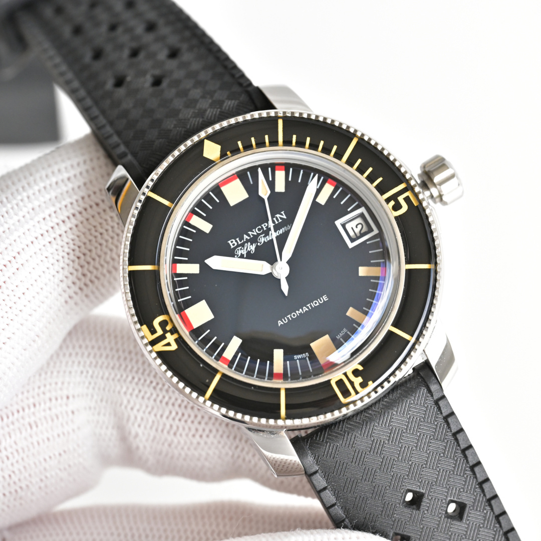 NO:617389,Produced by TW with a dense bottom and a transparent bottom, the TW Factory Blancpain Fifty Fathoms [Barracuda] watch CT3 1 is called the pinnacle of appearance among “Blancpain” watches by watch friends! The dial has a black background, and the scales are superposed by two colors of old red and beige. The bubble-shaped sapphire crystal and the sapphire rotating outer ring look as warm as jade in the sun. The Fifty Fathoms Series 2 strap faithfully reproduces the fabric textured rubber strap and stainless steel pin buckle. Instead of pursuing the currently popular large watch diameter, Barracuda adopts a 40.3 mm diameter watch with a waterproof depth of 3 meters. The 9015 movement is changed to Cal·-330S, with accurate travel time. All details are reproduced according to the original 11. 3 size is basically the same as the Rolex Submariner series. This watch diameter is more suitable for most people. It is worth mentioning that the luminous performance of this watch is very strong and has a beautiful green color. It is also called the most beautiful barracuda by watch friends. Welcome to forward. For the best luxury recommendations for gifts, please look for TW exclusive quality, rolex19860909TW 出品 密底 透底  TW Factory 宝珀 五十噚【梭子鱼】腕表 CT3 1被表友们称为“宝珀”中的颜值巅峰！表盘黑底,刻度由做旧了的红色和米黄两种颜色叠加而成,泡泡形蓝宝石表镜和蓝宝石旋转外圈在阳光下显得温润如玉宝珀 五十寻系列 2表带忠实的复刻了织物纹路的橡胶表带和精钢针扣.没有追寻当下流行的大表径,梭子鱼釆用40.3毫米尺寸的表径,防水深度米,搭配 9015机芯改Cal·-330S,走时精准,所有细节按照原版11复刻. 3大小基本和劳力士潜航者系列一样,这样的表径更适合大多数人,值得一提的是,这个腕表的夜光性能非常強劲,透着唯美的绿色.也被表友们称为最美梭子鱼.欢迎转发.送礼最佳奢华推荐请认准TW独家品质,,rolex,Watch