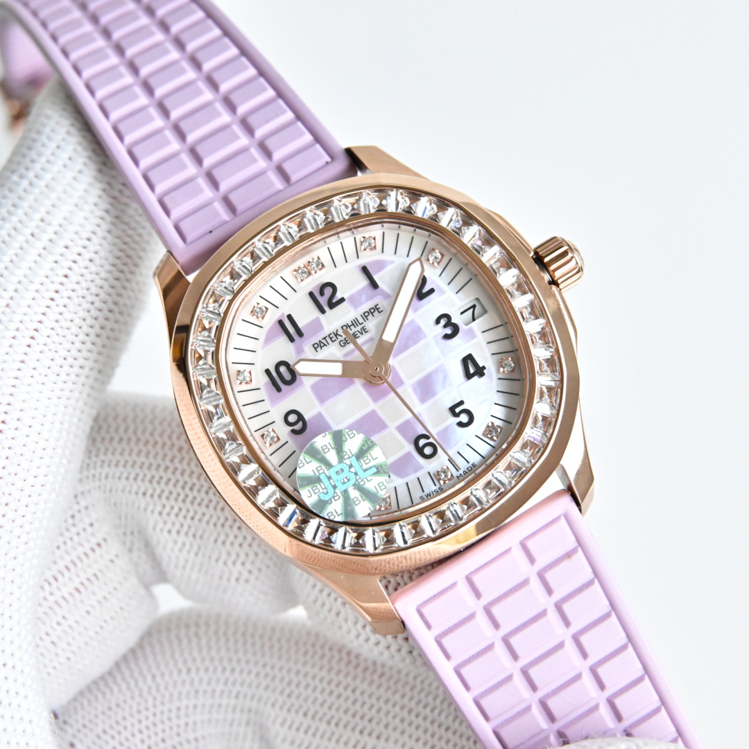 NO:617398,JBL produces white shell and gold shell JBL Factory PP Patek Philippe AQUANAUT series JR8 grenade series The mechanical female grenade was born, bidding farewell to the era of fake movements.  The case has a diameter of 35.6 mm and is made of fine steel. The entire case is polished by CNC throughout the entire process, which explains what fine craftsmanship is. A circle of Swarovski diamonds is inlaid on the edge of the case to show its exquisite beauty and greatly enhance the aristocratic temperament of the wearer.  The three-dimensional grenade pattern on the dial echoes the regular embossed dial. The 12 independently molded Arabic numeral scales are full of three-dimensionality and look more lively and fashionable when paired together. Looking down through the sapphire crystal glass above, it shows a smooth and harmonious beauty.  The unique fluororubber strap of the watch strap highlights its sportiness and fashion sense. It adopts the same grid design as the dial, but the different methods still make the whole watch blend into one, with the same purpose. It is equipped with a classic folding snap buckle, and the edge of the buckle is polished in place. When you open the buckle, you can see that the English letters of Patek Philippe are engraved on the inner buckle. The engravings are of the same size. It is still very clear when viewed through a magnifying glass, completely following the original craftsmanship.  The bottom cover of the movement is designed through the bottom, and through the high-definition sapphire crystal glass mirror, you can clearly see the overall movement structure and operation. The JBL factory uses an exclusively customized Cal.324 movement, which completely restores every detail of the original movement. The two large and small gears on the left and right sides of the central axis are also perfectly restored. This is something that no other manufacturer can achieve at present. For the best luxury gift recommendations, please look for JBL exclusive quality, swarovski, patek philippe19860909JBL 出品 白壳 金壳  JBL Factory PP 百达翡丽 AQUANAUT系列 JR8 手雷系列 机械女手雷横空出世,告别机芯一眼假时代. 表壳35.6毫米的表径,精钢打造的表壳,整一个表壳通过全程CNC打磨而成,诠释了何为精雕细琢.表壳圈口部位镶嵌一圈施华洛世奇钻石尽显精致美感,大大提升佩戴者的贵族气质. 表盘立体的手雷纹路与规则的浮雕表盘相互呼应,12个独立开模的阿拉伯数字刻度立体感满满,搭配起来更显活泼时尚,通过上方的蓝宝石水晶玻璃往下看,呈现出一种流畅与协调之美. 表带手雷独配的氟橡胶表带,凸显出它的运动性和时尚感,采用表盘一样的网格设计,不同的方法却依旧使整表混为一体,有着异曲同工之妙.搭配经典的折叠按扣,表扣边缘的打磨十分到位,打开扣子可以看到内扣雕刻有百达翡丽的英文字母,刻字大小一致,通过放大镜去看依然非常清晰,完全遵从了原装的工艺. 机芯透底设计的底盖,通过高清蓝宝石水晶玻璃镜面,可以很清晰的看到整体的机芯构造以及运转,JBL厂采用了独家定制的Cal.324机芯,完整的还原了原装机芯的每一个细节,中轴左右两侧的两个大小齿轮同样完美的还原,这一点是目前其他厂家都无法做到的 送礼最佳奢华推荐请认准JBL独家品质,,swarovski,patek philippe,Watch