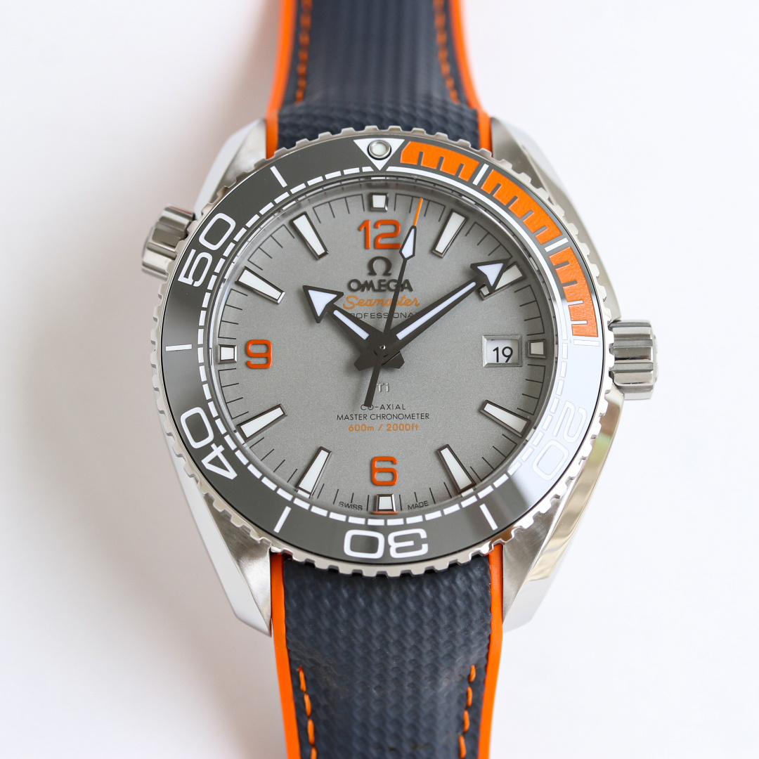 NO:617409,Produced by TVS Factory, OMEGA OB2 Seamaster Planet Ocean diving watch 'Quarter Gray Orange' hot model, equipped with the exclusive and unique Cal.8900 movement, which enables quick adjustment of the hour and calendar, double T shock absorber black balance wheel. Perfect size ~ 43.5mm  The steel band is calm and elegant, the separate and non-integrated steel band is installed, and the tape is made of fluorine tape strap, which is fashionable and light. 316 stainless steel case, bezel can rotate in one direction, sapphire crystal glass, screw-in stainless steel crown, 316 stainless steel strap with original stainless steel folding buckle!  First of all, this is a diving watch, so it must have the functions that a diving watch should have, such as sultry luminous light, deep waterproofing, exhaust valve, underwater timing function, etc. But for this watch, what I want to say more is the texture it brings after getting started. The feeling that is different from that of Lao Gui is that the Seamaster will be more comfortable and natural. The tacit understanding between the wrist and the watch body will increase very quickly the first time you get it!  A good watch requires a perfect design by a designer and high-quality materials to reflect its value. Buy with confidence, and it is the first choice for giving as a gift and keeping for yourself!  For the best luxury gift recommendations, please look for TVS exclusive quality, omega19860909TVS 出品  TVS Factory 欧米茄·OMEGA OB2 海马系列 海洋宇宙米潜水表 “四分之一灰橙”爆款,搭载独家唯一对版 Cal.8900机芯,实现快调时针调日历, 双T避震器黑摆轮.完美尺寸～43.5mm 钢带沉稳大气,分离装非一体钢带,胶带采用氟胶带表带,时尚轻盈.316精钢表壳,表圈可单向旋转,蓝宝石水晶玻璃表镜,旋入式精钢表冠,316精钢表带配精钢原装折叠扣！首先这是一款潜水表,所以潜水表该有的功能那必须是有的,骚气的夜光,深度的防水,排气阀门.水底计时功能等等,但对于这款表,我更想说的是上手之后带来的质感,与劳鬼不一样的感觉在于,海马会更加贴手与自然,上手的第一时间手腕与表身的默契度上涨非常快！一块好的手表需要设计师的完美设计,也需要高品质的材质去体现它的价值,放心购买,送礼自留首选！送礼最佳奢华推荐请认准TVS独家品质,,omega,Watch