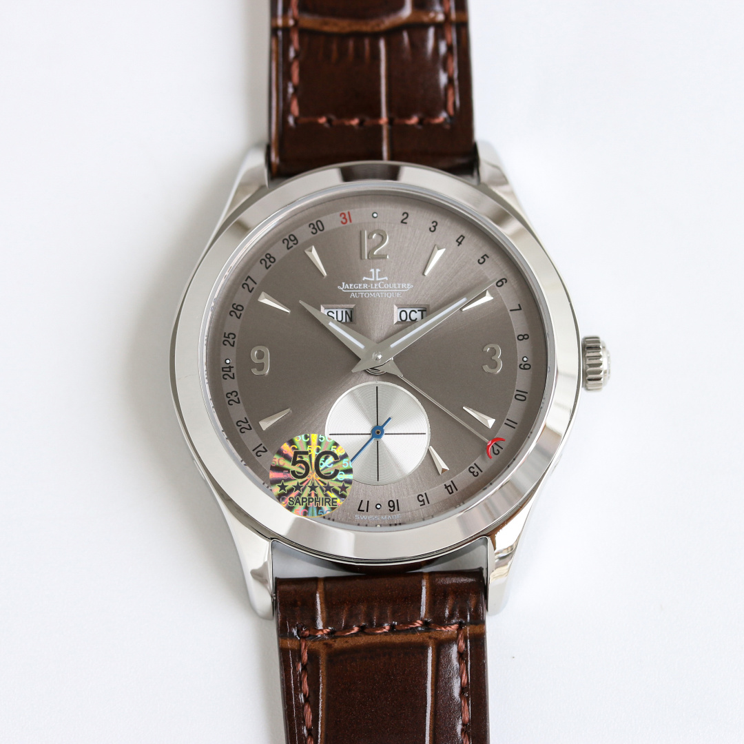 NO:617652,5C produces white case and gold case 5C Factory Jaeger-LeCoultre JL R55 is sincerely launched, shockingly launching a masterpiece of fine aesthetics - Jaeger-lecoultre Master Series - 1558420, the highest version on the market with 6 o'clock real small seconds [Wonderful details] The watch size is 39mmX12mm, thin and quality  1. The pot-lid-shaped dial is slightly curved when viewed from the side. Multiple modifications ensure that the charm is comparable to the original version, restoring the authentic watchmaking characteristics and showing its timeless charm in a slightly different way!  2. The two windows at 12 o'clock of the watch display the day of the week and the month respectively. The sub-dial of the watch at 6 o'clock has a small second hand that can read the moon phase display, and the edge position displays the calendar hand, restoring all functions. 3. There is no gap in the middle of the clasp. Viewed from the side, the arc will not break the opening. The curvature of the clasp is consistent with the original version and is more comfortable to the hand. It uses a 5C factory customized machine to modify the Jaeger-LeCoultre 866/1 movement. It has stable running time and excellent quality. To ensure the perfect presentation of the charm, it has been repeatedly modified.  Behind the simplicity is the ultimate complexity [Simplicity and Ultimate] 5C ingenuity!  The best luxury gift recommendation, please look for the 5C exclusive quality, jaeger-lecoultre198609095C 出品白壳 金壳 5C Factory 积家 JL R55 心诚所致,震撼推出精细美学代表之作——Jaeger-lecoultre积家大师系列——1558420市场最高版本6点位真小秒【精彩细节】腕表尺寸39mmX12mm 薄而有质 1锅盖形表盘从侧面看是有微微弧度的多次修改确保神韵与原版相媲美,还原正品制表特质,以稍作不同的方式展现其隽永魅力！ 2腕表十二点位置两个窗口分别显示星期和月份,腕表在6点钟位置的副表盘为小秒针可读取月相显示,边缘位置则显示日历针,还原所有功能. 3 表扣中间无缝隙从侧面看弧线是不会断开口的表扣的扣版弯度与原版一致更贴手 采用5C厂定制机改积家866/1机芯 走时稳定 品质优良 为确保神韵反复修改完美呈现 简约的背后是极致的复杂【简约而极致】5C匠心之作！送礼最佳奢华推荐请认准5C独家品质,,jaeger-lecoultre,Watch