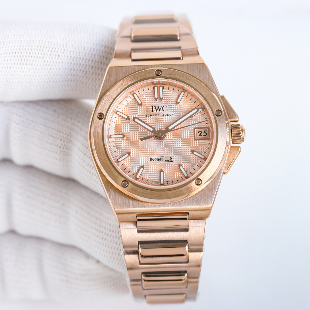 NO:617811,Produced by KR, white case and gold case, KR Factory highly recommends | IWC’s new “Female Engineer”, the ultimate upgrade R71 IWC Women’s Engineer Automatic Watch 35.1mm version is coming!  It took time to overcome multiple layers of technical difficulties, just to restore the top quality in the market, perfectly integrating precision and elegance, which can be called a masterpiece of ingenuity!  At the same time, the authentic core configuration of the watch strap is presented in two versions of the middle link - the frosted stainless steel strap has a restrained texture, while the bright pearl model is sparkling and exquisite, and every detail is closely matched with the original version.  The technical bottleneck has been completely broken. It is equipped with the original imported modified IWC 47110 fully automatic mechanical movement, 28,800 times/hour high-frequency vibration, accurate and stable travel time; the thickness is optimized to 9.4mm, which fits the wrist more comfortably. Double-sided anti-reflective curved surface  The sapphire glass mirror is clear and transparent, and the transparent bottom shows the movement of the movement. The 10 bar waterproof performance is suitable for various daily scenes. The iconic five-function screw bezel + 'grid' pattern dial are authentically reproduced, and the sporty gene and elegant style are combined in both directions.  The size details accurately restore the 35.1mm gold watch diameter + 13mm longitudinal spacing between the lugs, which perfectly matches the proportions of the original, and fits the wrist without being picky about the shape of the wrist. The dial technology has been upgraded and renovated. After stamping and molding, it is polished by the galvanizing process. There are four colors: green plate, rose gold plate, rose blue-green, and light blue plate. It reflects smart light and shadow under different lights, doubling the sense of layering and luxury!  IWS Factory's sincere work invites all watch friends to appreciate this ultimate collision of precision and aesthetics, and appreciate the ingenuity and charm of high-end watches!  Luxurious and exquisite recommended mechanical watches for women. The best luxury recommendations for gifts, please look for KR exclusive quality, iwc, gold19860909KR 出品 白壳 金壳  KR Factory 重磅推荐｜万国 IWC 新款“女工程师” 巅峰升级 R71 IWC万国女款工程师自动腕表35.1mm版本震撼来袭！耗时攻克多层技术难关,只为还原市场顶级质感,将精准与优雅完美融合,堪称匠心力作！ 同步正品核心配置表带中间链节双版本呈现——磨砂精钢带质感内敛,中珠亮光款闪耀精致,每一处细节都与原版严丝合缝. 技术瓶颈全面突破搭载原装进口改万国47110全自动机械机芯,28800次/小时高频振频,走时精准稳定；厚度优化至9.4mm,贴合腕间更舒适.双面防反光弧面蓝宝石玻璃表镜清晰通透,透明表底尽览机芯运转,10巴防水性能适配日常多场景,标志性五颗功能螺丝表圈+“网格”纹表盘原汁原味复刻,运动基因与优雅格调双向拉满. 尺寸细节精准还原35.1mm黄金表径+13mm表耳纵向间距,完美契合正品比例,上手贴合不挑腕型. 表盘工艺升级焕新冲压成型后经镀锌工艺打磨,绿盘、玫瑰金盘、玫蓝绿、浅蓝色盘四款配色,在不同光线下折射灵动光影,层次感与高级感翻倍！ IWS Factory诚意之作,邀各位表友共赏这份精准与美学的极致碰撞,品鉴高端腕表的匠心魅力！奢华精致推荐女士机械腕表 送礼最佳奢华推荐请认准KR独家品质,,iwc,gold,Watch