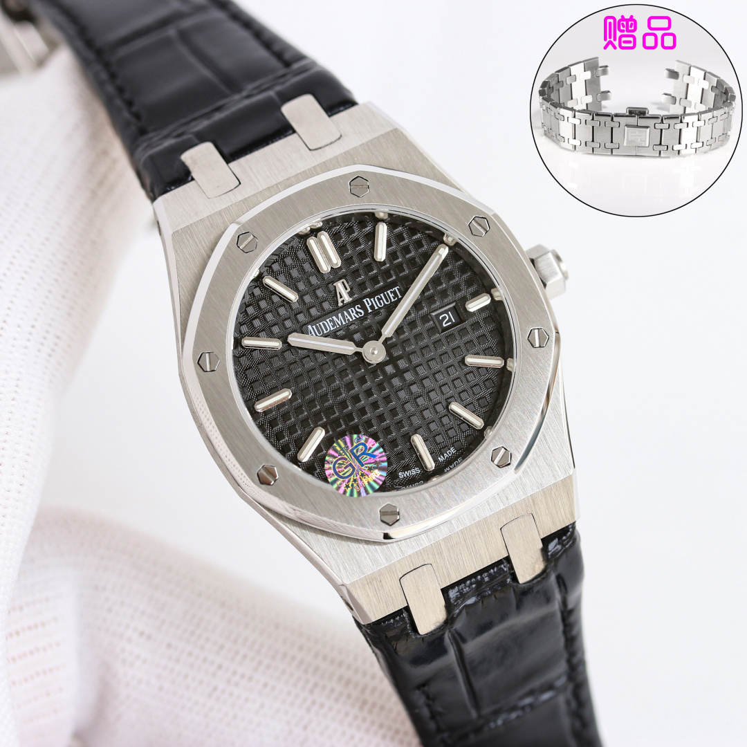 NO:602234,GR produced white case, gold case, 50 diamonds GR Factory AUDEMARS PIGUET Audemars Piguet Royal Oak Series R72 67651OR women's quartz watch ~ shining debut!  Goddess versatile style, sparkling and adorable!  AP Audemars Piguet 33mm Two Needle Quartz AP  GR purchased genuine disassembly and demolding, polished the whole process with CNC, and calibrated and adjusted the shape many times, with clear edges and corners. The diameter of the case is 33MM, the polygonal bezel is closely matched with the case, and the bezel is fixed to the case with hexagonal screws (the bezel is inlaid with exquisite Swarovski  Shiqi diamond, dazzling) The strap links are exquisite and regular. The links have been carefully polished hundreds of times to show a perfect texture. The folding clasp is simple to open and close and easy to wear. The lugs of the watch are bent to ensure that the watch fits better with the wrist.  The dial is engraved with 'Grande Tapisserie' large square pattern decoration, with fluorescent three-dimensional time scales and Royal Oak hands. The large hands and time scales make reading easy and clear. The date display window at three o'clock is displayed with Arabic numerals. The watch has a sealed bottom, and the English name of the Royal Oak series 'Royal Oak' is engraved on the bottom. It is equipped with Swiss F04111 quartz movement inside. It keeps accurate time!  Produced by GR, the goddess can also be royal!  Luxurious and exquisite recommended quartz watches for women. The best luxury recommendations for gifts, please look for the exclusive quality of GR, swarovski, audemars19860909GR 出品 白壳 金壳 钻50 GR Factory AUDEMARS PIGUET 爱彼 皇家橡树系列 R72 67651OR女士石英腕表～闪耀登场！女神百搭款,闪闪惹人爱！AP 爱彼 33mm 两针石英 AP GR购入正品拆解开模,全程CNC打磨,多次校对调整版型,棱角分明.表壳直径33MM,多边形状表圈与表壳精密相合,表圈以六边形螺丝栓固定在表壳上（圈口镶嵌精美施华洛世奇钻,璀璨夺目）表带链节精致规整,链节经过上百次细致的打磨处理,呈现出完美的纹理.折叠式表扣开合简单,佩戴方便.腕表表耳处呈弯折状,可以保证腕表与腕部更加贴合. 表盘镌刻“Grande Tapisserie”大方格纹装饰,搭配荧光立体时标和皇家橡树指针,宽大的指针和时标让读时简单清晰.三点位置日期显示窗口,以阿拉伯数字显示. 腕表为密闭表底,表底上镌刻皇家橡树系列的英文名称“Royal Oak”字样.内部搭载瑞士F04111石英机芯.走时精准！ GR出品,让女神也可以很皇家！奢华精致推荐女士石英腕表 送礼最佳奢华推荐请认准GR独家品质,,swarovski,audemars,Watch