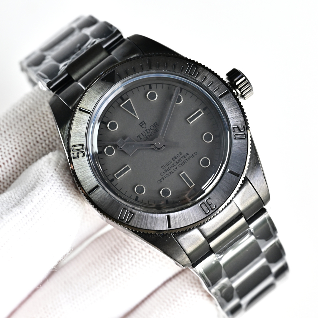 NO:617836,Produced by 3T, 3T Factory’s new product, upgraded version, TUDOR KV3 Black Bay Series 41mm Black Bay Black Warrior Back Transparent Watch. With the eyes of the dark night, you can see the beauty of the machine (upgraded sapphire lid glass, synchronized case with black steel strap), as deep as the night, with sharp edges.  The Tudor Black Bay Black Warrior Back Transparent Watch inherits the tough style of the Black Warrior series, with a transparent case back that allows you to have a panoramic view of the beauty of the operation of precision machinery. The matte black ceramic bezel has been forged at high temperatures and is hard and wear-resistant, showing its extraordinary taste in a low-key manner. The one-piece middle case has smooth lines, is strong and reliable, and demonstrates Tudor's consistent exquisite craftsmanship. Black Blue  The white dial is simple and elegant, with luminous hands and time scales. The time is clear and easy to read no matter day or night. The iconic snowflake hands inherit the classic design of Tudor and are even more sharp against the black background. The Tudor black back-transparent movement, through the sapphire crystal case back, the precise operation of the movement can be seen at a glance. The exquisitely crafted automatic rotor is embellished with sandblasting details and engraved textures, demonstrating Tudor's ultimate pursuit of details. Ultra-high power reserve,  Accompany you to conquer every challenge. The rotatable outer ring is decorated with laser-etched digital scales to meet the needs of professional diving. The Tudor Black Bay Black Warrior back-through watch is not only a wrist timepiece, but also an appreciation of mechanical art. It belongs to those urban elites who pursue excellence and have extraordinary taste. They control time and life with a fearless attitude. The size of the watch is 41 with a bright black steel strap.  Tudor Black Bay Black Warrior back-through watch, the eye of the dark night, opens up the mysterious world of mechanical beauty for you. Luxurious and exquisite recommended men's mechanical watches. The best luxury recommendation for gifts, please look for the exclusive quality of 3T.198609093T 出品  3T Factory 新品 升级版本 帝陀 TUDOR KV3 碧湾系列 41mm 碧湾黑武士背透腕表 暗夜之眼,窥见机械之美（升级蓝宝石锅盖玻璃,同步表壳黑色钢带） 深邃如夜,锋芒毕露. 帝陀碧湾黑武士背透腕表,承袭黑武士系列的硬朗风格,更以通透表背,将精密机械的运转之美尽收眼底. 哑光黑色陶瓷表圈, 历经高温锻造,坚硬耐磨,低调中彰显不凡品味.一体成型中层表壳,线条流畅,坚固可靠,彰显帝陀一贯的精湛工艺. 黑 蓝 白表盘,简约大气,搭配夜光指针和时标,无论白天黑夜,时间清晰易读.标志性雪花指针,传承帝舵经典设计,在黑色背景下更显凌厉锋芒 帝舵黑色背透机芯,透过蓝宝石水晶表背,机芯的精密运作一览无余.精雕细琢的自动陀, 以喷砂细节和镌刻纹路点缀,彰显帝陀对细节的极致追求.超高动力储备, 陪伴你征服每一个挑战. 可旋转外圈,饰以激光蚀刻数字刻度,满足专业潜水需求. 帝陀碧湾黑武士背透腕表,不仅是腕间时计,更是机械艺术的鉴赏之作.它属于那些追求卓越、品味非凡的都市精英,以无畏姿态,掌控时间,掌控人生. 腕表尺寸41搭配亮黑色钢带更显大器 帝陀碧湾黑武士背透腕表,暗夜之眼,为你开启机械之美的神秘世界.奢华精致推荐男士机械腕表 送礼最佳奢华推荐请认准3T独家品质,,Watch