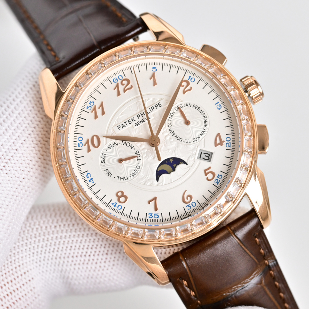NO:641165,Produced by TW White Shell Gold Shell TW Factory Factory quality, high-end series!  The new Patek Philippe PP complex function chronograph series R71 is launched. PatekPhilippe is a noble work of art!  (The upgraded version has an improved shell that is thinner than the old version, the glass has been upgraded to be wear-resistant and fall-resistant, and is smoother and more beautiful than the old version! The inner cover has been updated to a steel inner cover; the texture and feel of the watch are more perfect) Exclusive text plus high-end inner shadow logo, with imported multi-function movement (0 repair) function (24 hours, week, stars, month) imported 316 fine steel, using 18k quality furnace vacuum plating!  Paired with Italian imported calfskin!  Original folding buckle!  Size 42 mm. Wear-resistant and scratch-resistant sapphire glass!  Super waterproof to 50 meters!  Simple but not simple!  You can never own a Patek Philippe, you are just keeping it for your descendants. (Serious promise: The physical product has a better luster and a more exquisite feel. The dial scale is lifelike. The shell and cover craftsmanship are all master-level light body inspections. Coupled with the high-tech forging of new era machines, it is shocking and distinguished. You deserve it! Made by a big factory! Welcome to reprint! Luxurious and exquisite recommended men's multi-functional mechanical watch. For the best luxury gift, please look for TW's exclusive quality, patek philippe, cowhide19860909TW 出品 白壳 金壳  TW Factory 大厂品质,高端系列！新款 百达翡丽 PP 复杂功能计时系列R71 上市 PatekPhilippe 贵族的艺术品！（升级版改进壳身比旧版本更薄、玻璃升级耐磨抗摔、比旧版本更平整美观！内罩更新成钢鑫制内罩；手表质感 手感 显得更完美）独家字面加高档内影logo,搭配进口 多功能机芯（0返修）功能（24小时,星期,星辰,月份）进口316精钢,采用18k品质炉内真空电镀！搭配意大利进口小牛皮！原装折叠扣！尺寸42 mm.耐磨防刮蓝宝石玻璃！超强防水50米！简约而不简单！你永远无法拥有一块百达翡丽,你只是在替你的后代保管他. ( 慎重承诺 产品实物光泽手感更佳精湛 字盘刻度栩栩如生 壳套工艺都是宗师级别轻身检验 加上新时代机器高技锻造 上手震撼尊贵非凡.你值得拥有！大厂打造！欢迎转载！奢华精致推荐男士多功能机械腕表 送礼最佳奢华推荐请认准TW独家品质,,patek philippe,cowhide,Watch