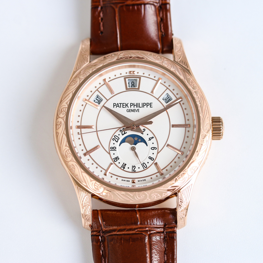 NO:641182,Produced by TW, carved white case and gold case TW Factory is meticulously crafted, integrating elegance and movement. Patek Philippe PP R33 complex multi-function series 5205G-013 makes its grand debut. It is the first carved Nautilus complex watch launched so far. It uses ultra-complex craftsmanship to create a casual sports watch. 1. The small body and high energy can fulfill the following functions: 12 o'clock calendar function 10 o'clock day of the week function 2 o'clock day of the week function  24 hours at 6 o'clock. All functions can be used normally. 2. The movement adopts a replica Cal. automatic winding movement. On the premise of achieving a realistic appearance, the functions are perfectly interpreted. 3. An independent watchmaker who is a modification master, enthusiastically participates in customizing and modifying the dial color, adding an interesting soul to the unique watch!  A masterpiece of craftsmanship. Welcome all watch friends to taste it!  Luxurious and exquisite recommended men's multifunctional mechanical watch. The best luxury recommendation for gift giving, please look for TW's exclusive quality, patek philippe19860909TW 出品 雕花 白壳 金壳  TW Factory 精雕细琢,雅动合一.百达翡丽 PP R33 复杂多功能系列5205G-013重磅登场,迄今推出的首款 雕花 Nautilus复杂腕表,以超复杂的工艺技术打造休闲运动腕表. 1小身板大能量尽揽以下功能∶12点位日历功能 10点位星期功能 2点位星期功能 6点位24小时.所有功能都可正常使用. 2机芯采用复刻版Cal.自动上链机芯,在实现外观的逼真前提下,功能一并完美诠释. 3改装大师独立制表人,倾情参与定制改装表盘颜色,给予独一无二的腕表增添有趣的灵魂！ 匠心力作 欢迎各位表友品鉴！奢华精致推荐男士多功能机械腕表 送礼最佳奢华推荐请认准TW独家品质,,patek philippe,Watch
