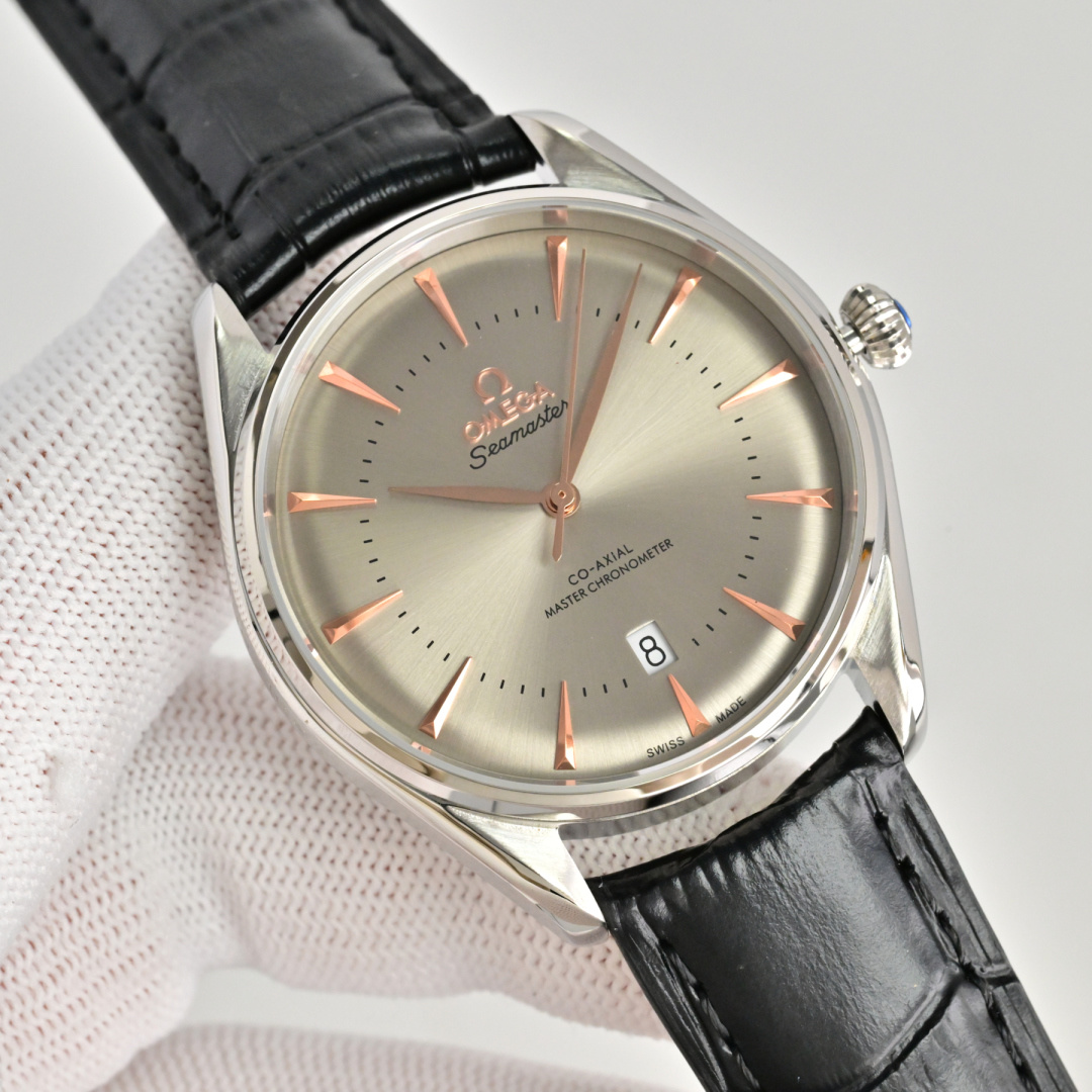 NO:641190,Produced by VS, white leather, gold rose, steel strap, VS Factory Omega (OMEGA) PN1 Observatory series launches a special series of urban version watches, exclusive to Swiss boutiques. The team took 12 months to create. The new watch is limited to 1,291 pieces (to commemorate the year of the birth of the Swiss Confederation), and the exclusive limited number is engraved on the side of the case. This watch is exclusively sold in Omega Swiss boutiques. Its case is made of stainless steel.  The diameter is 39.50 mm. The arched dial has a gradient effect and is equipped with 18K SednaTM gold brand logo, hands and hour markers. The date display window is set at 6 o'clock on the dial. The belt is made of imported calfskin. Through the arched sapphire crystal mirror, the watch is equipped with the Caliber 8800 Master Chronometer movement. In order to obtain the Master Chronometer certification, the movement has an ultra-long battery life of 72 hours, accurate and stable travel time, suitable for both leisure and business.  The first choice for young people, luxury and exquisite recommended men's mechanical watches. The best luxury recommendations for gifts, please look for VS exclusive quality, omega, cowhide19860909VS 出品 皮白 金玫 钢带 VS Factory 欧米茄（OMEGA）PN1 天文台系列 推出一款特别系列都市版腕表瑞士精品店独家限量.团队耗时12个月打造完毕 新款腕表限量1,291枚（纪念瑞士联邦诞生的年份）,表壳侧面均镌刻专属限量编号.这款腕表在欧米茄瑞士精品店独家发售. 其表壳应用不锈钢材质, 直径39.50毫米.拱形表盘带有渐变效果,并搭配18K SednaTM金品牌标志、指针及时标.日期显示窗口设于盘面6点钟位置.皮带采用进口小牛皮 透过拱形蓝宝石水晶镜面,该腕表搭载的Calibre 8800至臻天文台机芯.为获得至臻天文台认证,机芯拥有超长续航72小时 走时精准稳定 休闲商务两不误 年轻人首选 ,奢华精致推荐男士机械腕表 送礼最佳奢华推荐请认准VS独家品质,,omega,cowhide,Watch