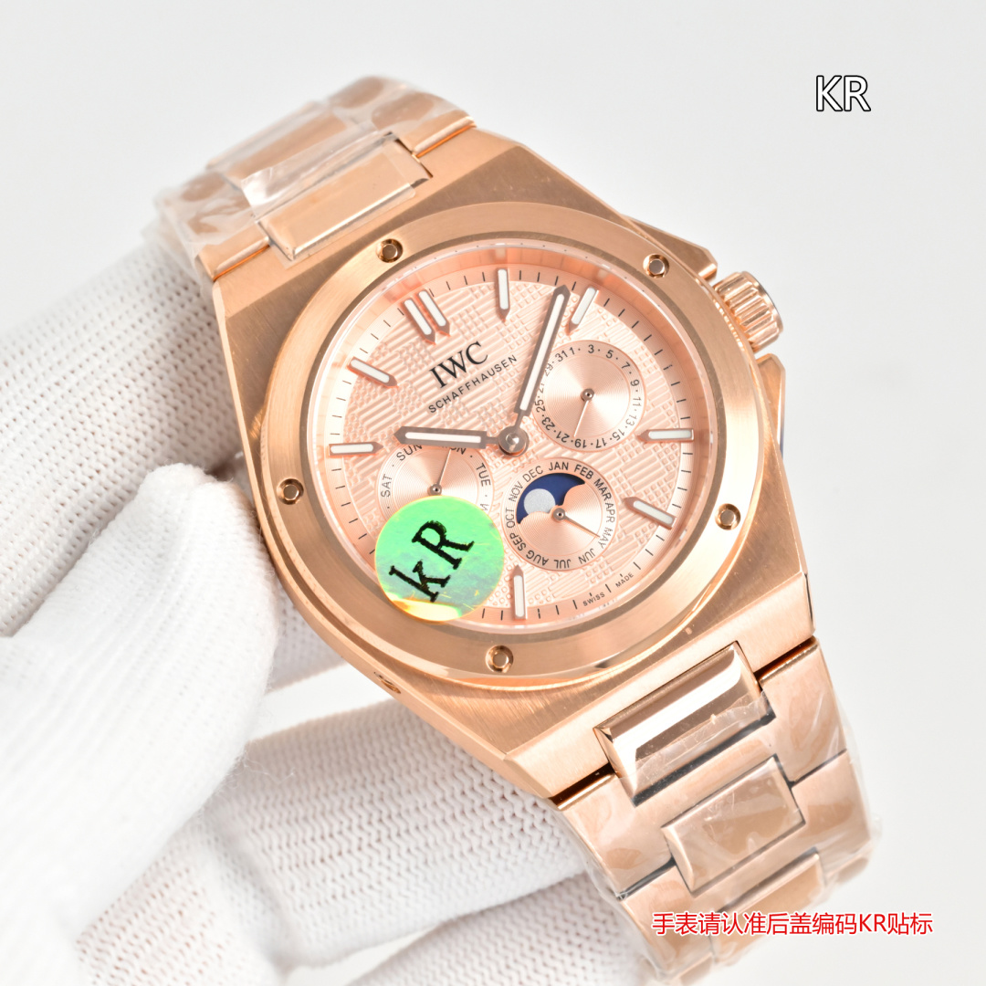 NO:641371,Produced by KR, white shell, rose shell, KR Factory IWC Engineer Series BJ1 Perpetual Calendar Watch, the most complex watch in the replica world, all functions are synchronized with the original, and all function adjustments are controlled through the crown. 1 [Function Introduction] The calendar is displayed at 3 o'clock, the day of the week is displayed at 9 o'clock, and the month and moon phase pointer is displayed at 6 o'clock.  2 [Fine workmanship] The outer casing adopts the same three-piece structure as the original, with brushed middle, polished upper and lower shells, and a high-cost pot-lid-shaped sapphire for the mirror surface, which improves the texture. 3 [Movement performance] The size is 41.6mm, and the movement adopts Tianjin caliber 82600, which is efficient and stable, with a power time of more than 72 hours. It is equipped with a complex perpetual calendar module, and synchronizes all functions to achieve synchronization with the original adjustment through the crown.  4 [Notes] Because the perpetual calendar module is very complex, the time will be adjusted before shipment. Customers can just wind it up and wear it directly after receiving it. Please do not adjust it easily. Due to the upgraded function of the movement, the adjustment needs to be done slowly. KR’s masterpiece of ingenuity, welcome to appreciate it!  Luxurious and exquisite recommended men's multi-functional mechanical watch. For the best luxury recommendation as a gift, please look for KR exclusive quality,,iwc19860909KR 出品 白壳 玫壳 KR Factory 万国 IWC 工程师系列BJ1 万年历腕表,复刻界最复杂的腕表,所有功能同步原装,所有功能调节通过把头控制. 1【功能介绍】3点钟位置显示日历,9点钟位置显示星期,6点钟月份月相指针显示. 2【做工精细】外壳采用原版同样的三件套结构,中间拉丝,上下壳为抛光,镜面采用高成本的锅盖形蓝宝石,使其质感提升 3【机芯性能】尺寸41.6mm,机芯采用天津机芯改82600,高效稳定,动力时间长达72小时以上,进行加装复杂的万年历模块,而且同步所有功能实现同步原装通过把头调节. 4【注意事项】由于万年历模块十分复杂在出货前都会调准时间,客户收到直接上链上手佩戴即可,请不要轻易乱调,由于机芯加装升级功能,调节需慢慢按调. KR匠心巨作,欢迎品鉴！奢华精致推荐男士多功能机械腕表 送礼最佳奢华推荐请认准KR 独家品质,,iwc,Watch