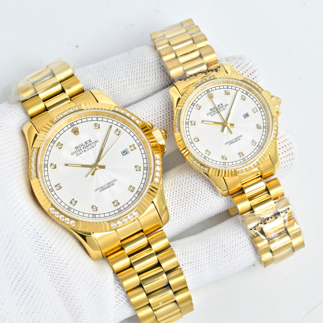 NO:641609,Gold watch for couples, the latest masterpiece Rolex ROLEX for couples, [Movement] Original imported movement (0 repairs and 0 after-sales) [Case] Made of 316 top quality stainless steel, with multiple Swarovski diamonds on the stainless steel ring, CNC engraving, professional polishing by Swiss watch engineers, perfectly showing the gloss and roundness of the case [Mirror] Made of scratch-resistant sapphire [Size] Men's 41mm, Women's 32mm  Plus super waterproof meter, can be worn as a swimming couple watch,,,rolex19860909金 情侣对表,最新力作 劳力士 ROLEX 情侣款,【机芯】原装进口机芯(0返修0售后）【表壳】采用316顶级精钢材质,精钢圈口镶多粒施华洛斯奇钻 ,CNC数控雕刻, 瑞士腕表工程师专业打磨,完美展现表壳光泽、圆润度【镜面】采用抗刮损蓝宝石【尺寸】男款41mm 女款 32mm 加超强防水米,可配戴游泳情侣腕表,,,rolex,Watch