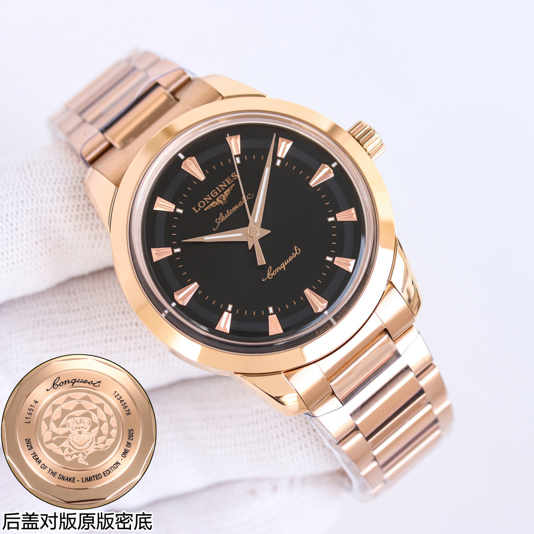 NO:641377,Produced by TW, white shell and gold shell, TW Factory presents the Longines R71 Conca three-hand series replica watch - a cost-effective choice, elegant reproduction]  Looking back at the classic legend of the Longines Concas series in 1959, this replica watch not only meets the needs of modern wear, but also vividly reproduces the retro charm of the original. The distinctive retro style hides the calmness accumulated over time, and the simple lines outline the elegant nature, which will make you fall in love at a glance. The details are reproduced and are loyal to the original.  The case size is 40×10.8mm, + imported original steel belt, every curvature is carefully carved, which not only fits the wrist, but also continues the unique elegance essence of the Concas series, making it comfortable to wear. The dial design is exactly the same as the original, the subtleties are difficult to distinguish, and the classic style is completely reproduced. Hard-core configuration, strength online. Equipped with imported movements, the operation is stable and reliable, and you can accurately grasp every moment.  Both the front and back are made of sapphire glass, which combines wear-resistance and durability with a retro texture, and will last forever. It is paired with an Italian cowhide strap, which is soft and fits the wrist; the original folding buckle is engraved with the Longines classic logo, which is low-key and luxurious. Whether it is daily commuting or important occasions, it can be controlled calmly and show your taste. Classic replica, cost-effective choice, let this elegance that spans time become the scenery on your wrist. Luxurious and exquisite recommended men's mechanical watch  For the best luxury gift recommendations, please look for TW’s exclusive quality, longines, and cowhide19860909TW 出品 白壳 金壳  TW Factory 重磅呈献浪琴 LONGINES R71 康卡三针系列复刻腕表——性价比之选,优雅再现】 回溯1959年浪琴康卡斯系列的经典传奇,这款复刻腕表在满足现代佩戴需求的同时,将原作的复古韵味淋漓重现.鲜明的复古风格中,藏着时光沉淀的从容气度,简约线条勾勒出优雅本色,一眼便心动. 细节复刻,忠于原版 表壳尺寸40×10.8mm,+进口原板钢带,匠心雕琢每一处弧度,既贴合手腕,又延续了康卡斯系列独有的优雅精髓,佩戴舒适感拉满. 表盘设计与正品如出一辙,细微之处难辨分毫,经典风貌完整复刻. 硬核配置,实力在线 搭载进口机芯,运行稳定可靠,精准把握每一刻时光. 前后均采用蓝宝石玻璃,兼顾耐磨耐用性与复古质感,历久弥新. 搭配意大利牛皮表带,柔软贴合手腕；原装折叠扣镌刻浪琴经典标志,低调中透着奢华,无论是日常通勤还是重要场合,都能从容驾驭,尽显品味. 经典复刻,性价比之选,让这份跨越时光的优雅,成为你的腕间风景 奢华精致推荐男士机械腕表 送礼最佳奢华推荐请认准TW独家品质,,longines,cowhide,Watch