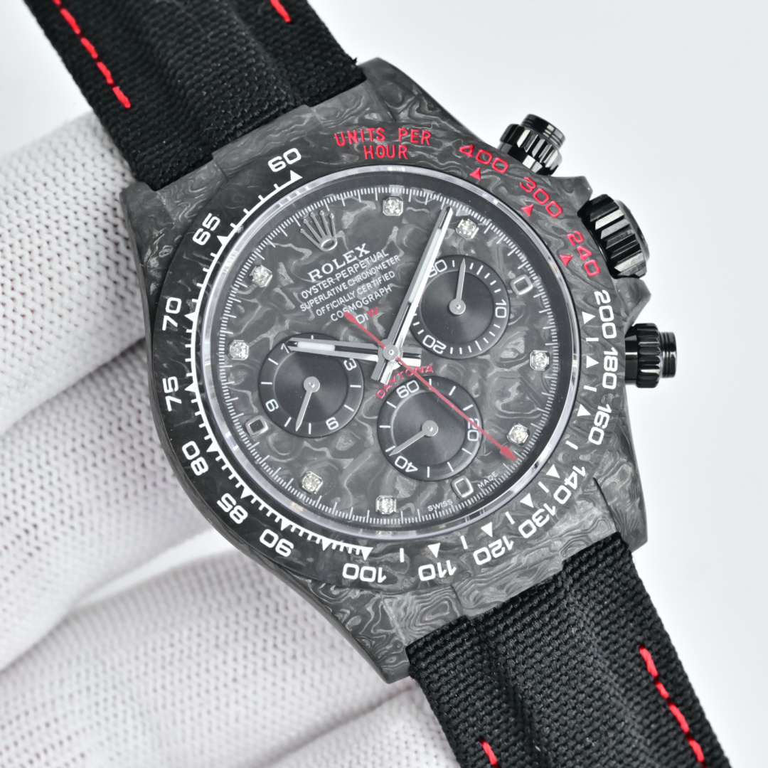 NO:641360,TW Produced by TW Factory Rolex Daytona Series HB1  The carbon fiber customized version of the Cosmochronograph Daytona series, the watch is not only light to wear, but also hard in appearance. Each watch has a unique carbon fiber pattern material. [Case] The size of the watch is 40X12.4, which matches the original. The Tw factory has the strength to cast the unique style of carbon fiber Rolex. It is exclusively done in the market, the entire case, and the ring.  The bottom cover, including the bottom cover, is made of high-composite carbon fiber and super luminous powder. The details are hand-chamfered and polished. The texture is extraordinary. [Strap Buckle] The strap is made of artificial fiber woven straps, which is breathable, comfortable and soft in texture. [Movement] adopts the latest precise and mature Shanghai movement, which perfectly realizes powerful functions and is the king of cost performance!  !  !  Exquisitely recommended men’s multifunctional mechanical watch. The best luxury recommendation for gift giving. Please look for TW’s exclusive quality, rolex19860909TW 出品  TW Factory 劳力士 ROLEX 迪通拿系列 HB1 宇宙计时迪通拿系列之碳纤维定制版,腕表不仅佩戴轻便,外表坚硬.且每一只腕表都拥有独一无二的碳纤花纹材质.【表壳】腕表尺寸40X12.4吻合原装.Tw工厂实力铸造碳纤维劳力士的独特风采.市场独家做到,整个壳套,圈口包括底盖均采用高复合碳纤维和超强夜光粉所打造.细节之处更是经过手工倒角抛光所制.质感非凡.【表带扣】表带采用人工纤维编织带所制,透气舒适,质地柔软.【机芯】采用最新精准而上海成熟机芯,完美实现强大功能,性价比之王！！！精致推荐男士多功能机械腕表 送礼最佳奢华推荐请认准TW独家品质,,rolex,Watch