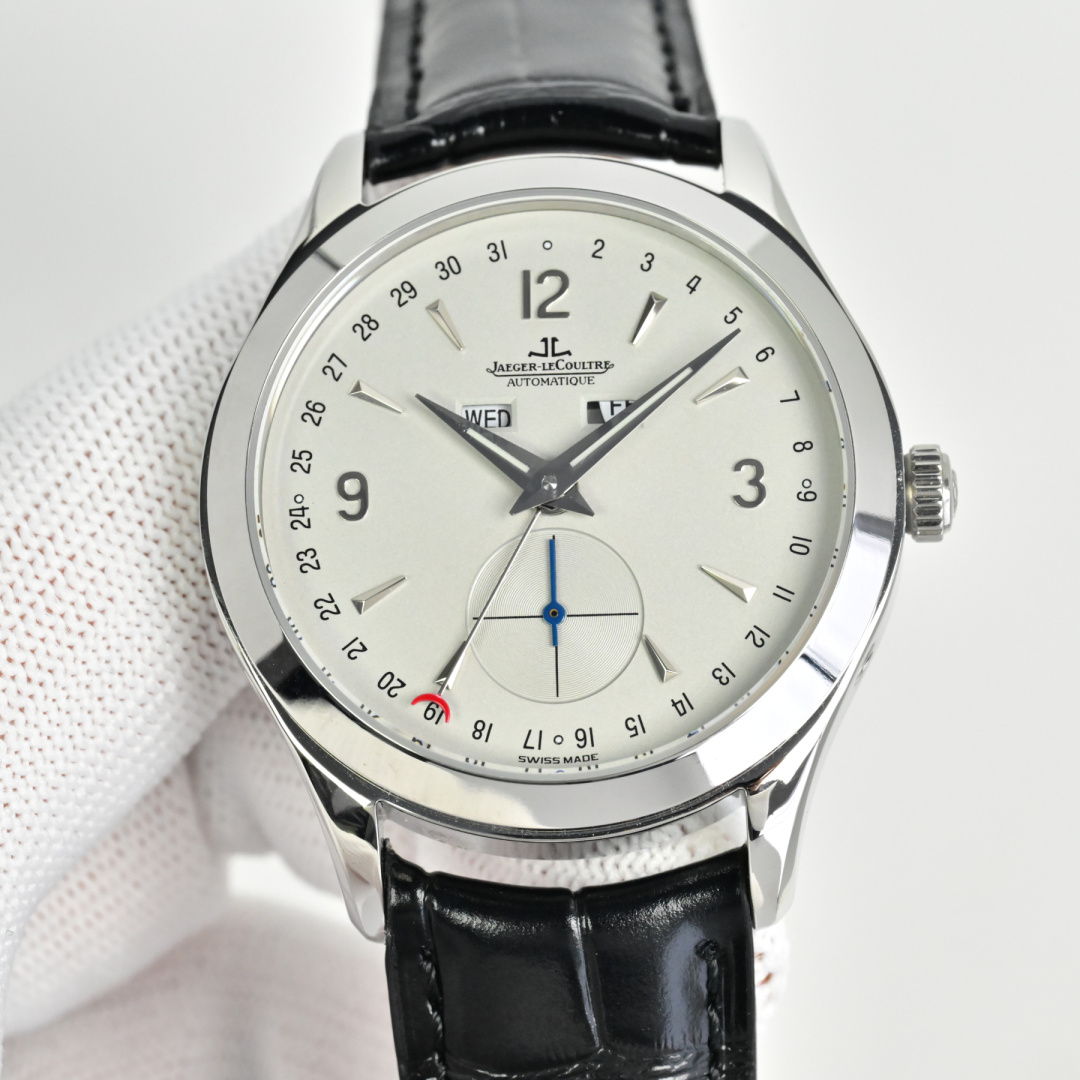 NO:641378,Produced by 5C, white shell, gold shell, 5C Factory Jaeger-LeCoultre JL R55 is sincerely launched, shockingly launching a representative work of fine aesthetics - Jaeger-lecoultre Master Series - 1558420, the highest version on the market, 6 o'clock real small seconds [Wonderful details] The watch size is 39mmX12mm, thin and quality  1. The pot-lid-shaped dial is slightly curved when viewed from the side. Multiple modifications ensure that the charm is comparable to the original version, restoring the authentic watchmaking characteristics and showing its timeless charm in a slightly different way!  2. The two windows at 12 o'clock of the watch display the day of the week and the month respectively. The sub-dial of the watch at 6 o'clock has a small second hand that can read the moon phase display, and the edge position displays the calendar hand, restoring all functions. 3. There is no gap in the middle of the clasp. Viewed from the side, the arc will not break the opening. The curvature of the clasp is consistent with the original version and is more comfortable to the hand. It uses a 5C factory customized machine to modify the Jaeger-LeCoultre 866/1 movement. It has stable running time and excellent quality. To ensure the perfect presentation of the charm, it has been repeatedly modified.  Behind the simplicity is the ultimate complexity [Simplicity and Ultimate] 5C ingenuity!  Luxurious and exquisite recommended men's multifunctional mechanical watch. The best luxury recommendation for gift giving, please look for the 5C exclusive quality, jaeger-lecoultre198609095C 出品 白壳 金壳 5C Factory 积家 JL R55 心诚所致,震撼推出精细美学代表之作——Jaeger-lecoultre 积家 大师系列——1558420市场最高版本6点位真小秒【精彩细节】腕表尺寸39mmX12mm 薄而有质 1锅盖形表盘从侧面看是有微微弧度的多次修改确保神韵与原版相媲美,还原正品制表特质,以稍作不同的方式展现其隽永魅力！ 2腕表十二点位置两个窗口分别显示星期和月份,腕表在6点钟位置的副表盘为小秒针可读取月相显示,边缘位置则显示日历针,还原所有功能. 3 表扣中间无缝隙从侧面看弧线是不会断开口的表扣的扣版弯度与原版一致更贴手 采用5C厂定制机改积家866/1机芯 走时稳定 品质优良 为确保神韵反复修改完美呈现 简约的背后是极致的复杂【简约而极致】5C匠心之作！奢华精致推荐男士多功能机械腕表 送礼最佳奢华推荐请认准5C独家品质,,jaeger-lecoultre,Watch