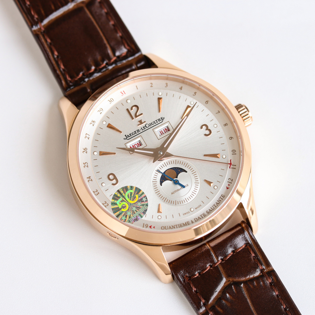 NO:641338,Produced by 5C, white shell, gold shell, 5C Factory Jaeger-LeCoultre JL R55 is sincerely launched, shockingly launching a representative work of fine aesthetics - Jaeger-lecoultre Master Series - 1558420, the highest version on the market, 6 o'clock real small seconds [Wonderful details] The watch size is 39mmX12mm, thin and quality  1. The pot-lid-shaped dial is slightly curved when viewed from the side. Multiple modifications ensure that the charm is comparable to the original version, restoring the authentic watchmaking characteristics and showing its timeless charm in a slightly different way!  2. The two windows at 12 o'clock of the watch display the day of the week and the month respectively. The sub-dial of the watch at 6 o'clock has a small second hand that can read the moon phase display, and the edge position displays the calendar hand, restoring all functions. 3. There is no gap in the middle of the clasp. Viewed from the side, the arc will not break the opening. The curvature of the clasp is consistent with the original version and is more comfortable to the hand. It uses a 5C factory customized machine to modify the Jaeger-LeCoultre 866/1 movement. It has stable running time and excellent quality. To ensure the perfect presentation of the charm, it has been repeatedly modified.  Behind the simplicity is the ultimate complexity [Simplicity and Ultimate] 5C ingenuity!  Luxurious and exquisite recommended men's multi-functional mechanical watch. The best luxury recommendation for gift giving, please look for the 5C exclusive quality, jaeger-lecoultre198609095C 出品 白壳 金壳 5C Factory 积家 JL R55 心诚所致,震撼推出精细美学代表之作——Jaeger-lecoultre 积家 大师系列——1558420市场最高版本6点位真小秒【精彩细节】腕表尺寸39mmX12mm 薄而有质 1锅盖形表盘从侧面看是有微微弧度的多次修改确保神韵与原版相媲美,还原正品制表特质,以稍作不同的方式展现其隽永魅力！ 2腕表十二点位置两个窗口分别显示星期和月份,腕表在6点钟位置的副表盘为小秒针可读取月相显示,边缘位置则显示日历针,还原所有功能. 3 表扣中间无缝隙从侧面看弧线是不会断开口的表扣的扣版弯度与原版一致更贴手 采用5C厂定制机改积家866/1机芯 走时稳定 品质优良 为确保神韵反复修改完美呈现 简约的背后是极致的复杂【简约而极致】5C匠心之作！奢华精致推荐男士多功能机械腕表 送礼最佳奢华推荐请认准5C独家品质,,jaeger-lecoultre,Watch